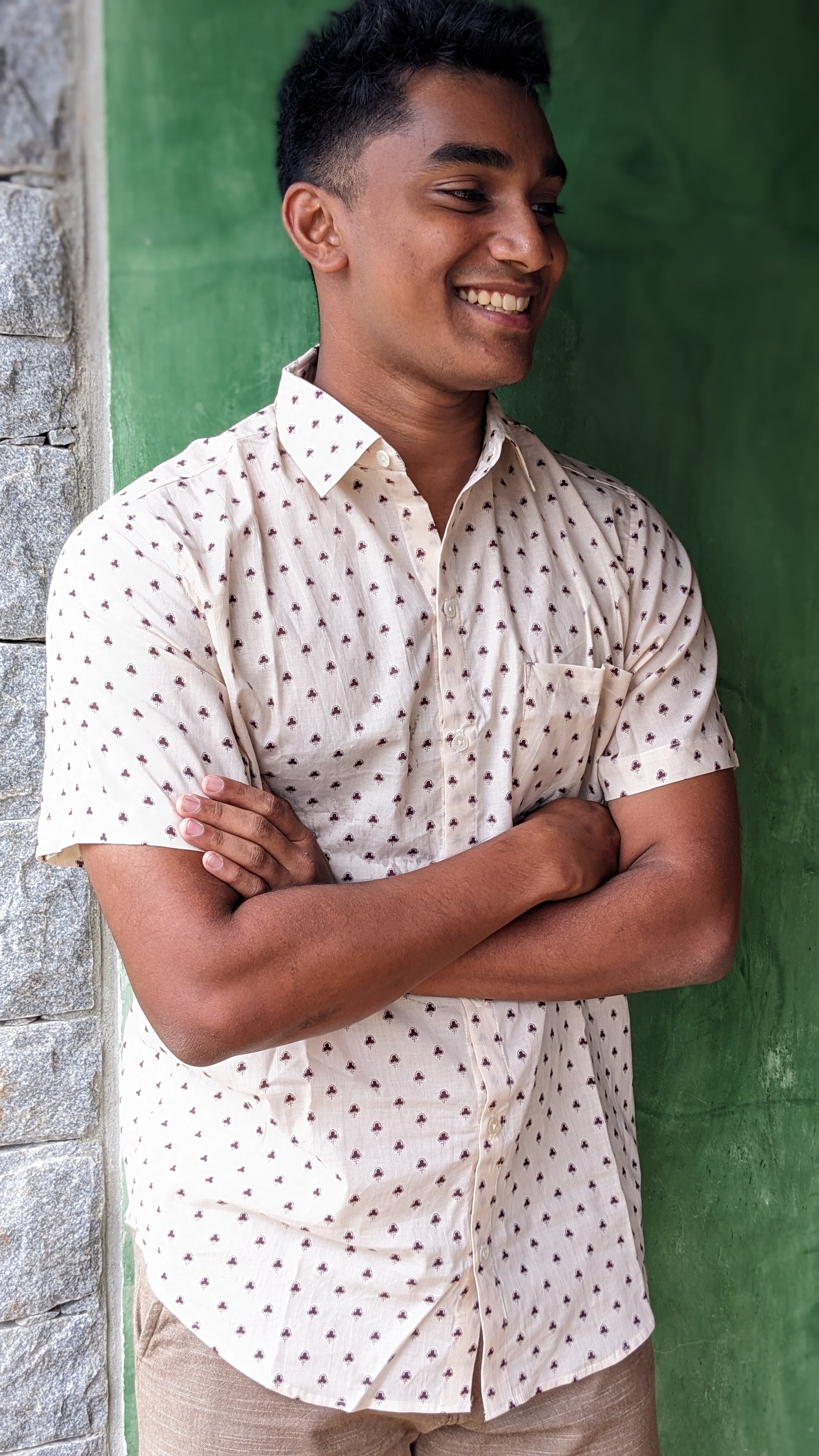 Men's regular fit cotton half sleeves shirt with clover print