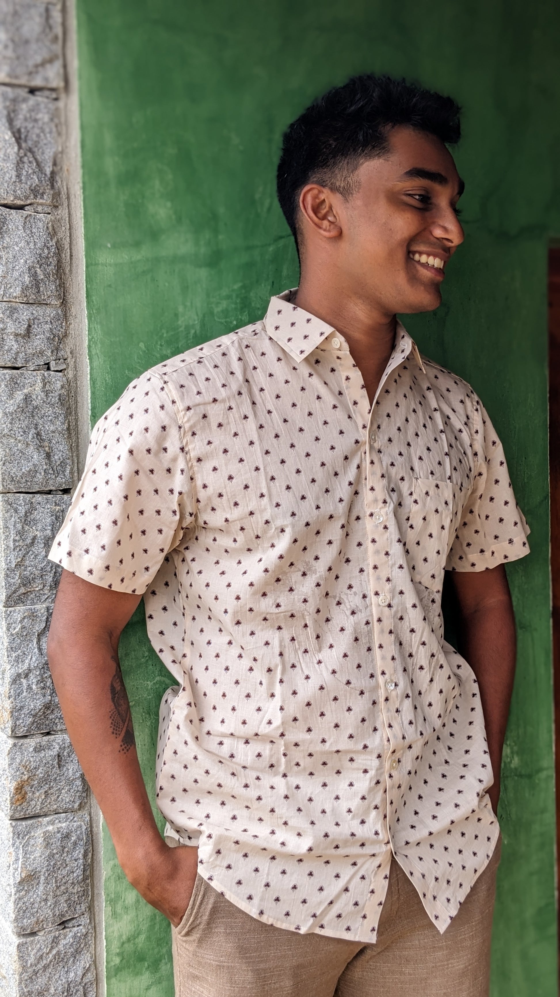 Men's regular fit cotton half sleeves shirt with clover print