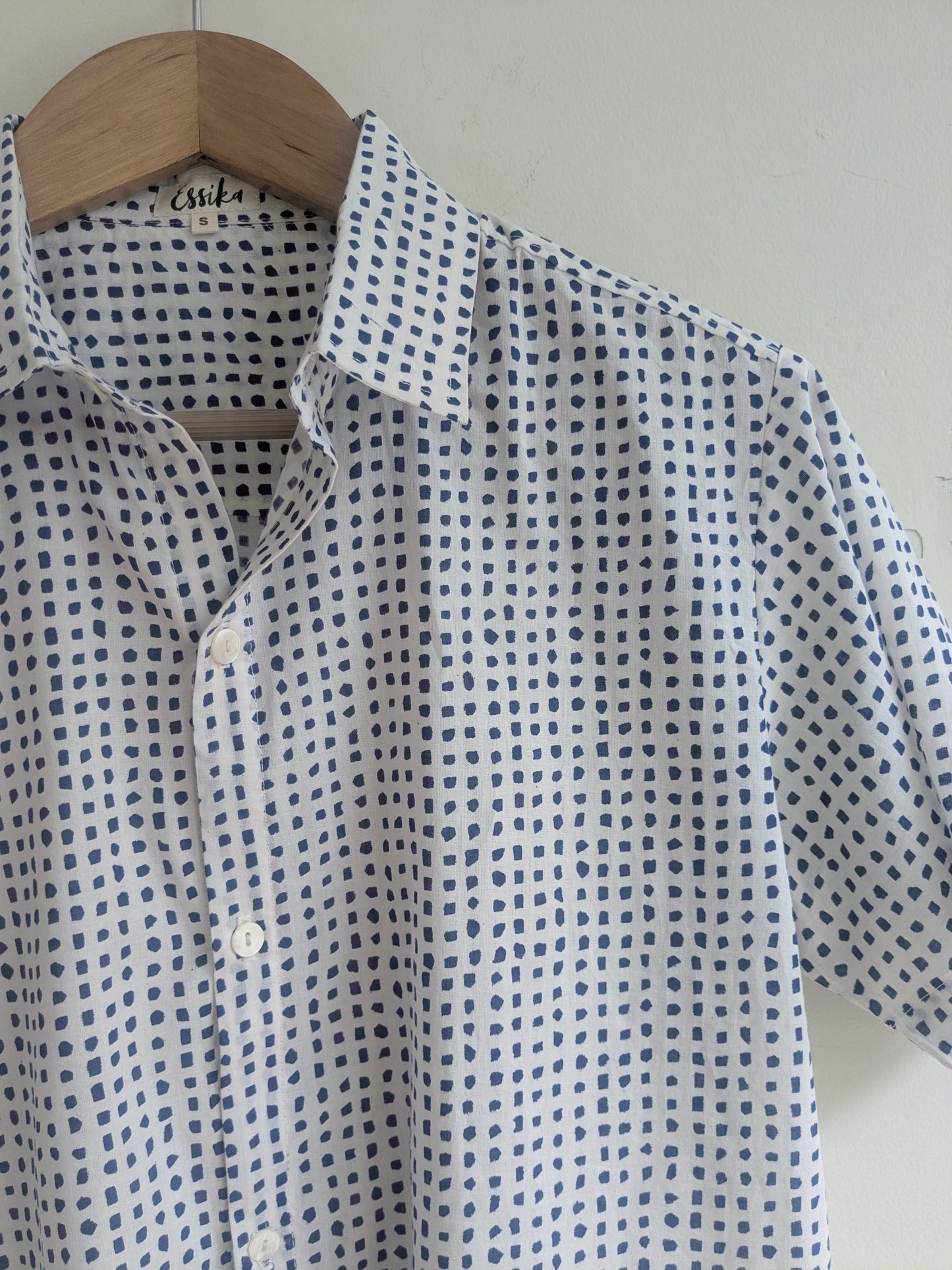 Men's regular shirt in block print cotton with half sleeves in indigo - Closeup image