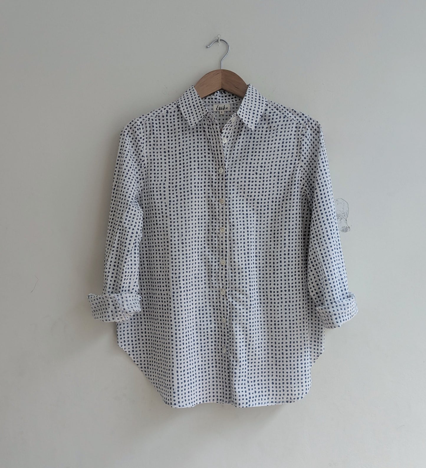 Women's regular shirt in cotton block print with sleeves rolled up in indigo  - Front image