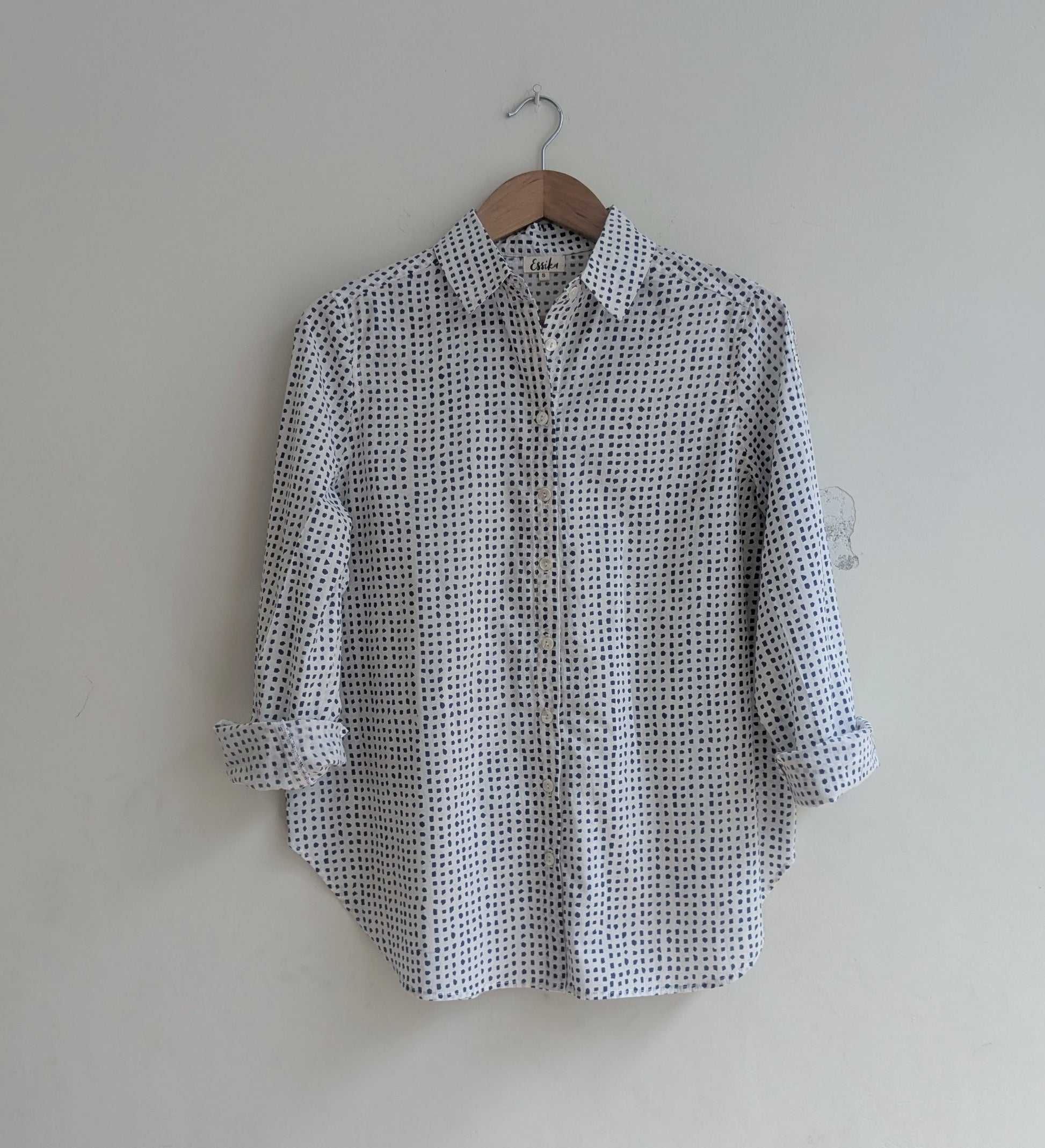 Women's regular shirt in cotton block print with sleeves rolled up in indigo  - Front image
