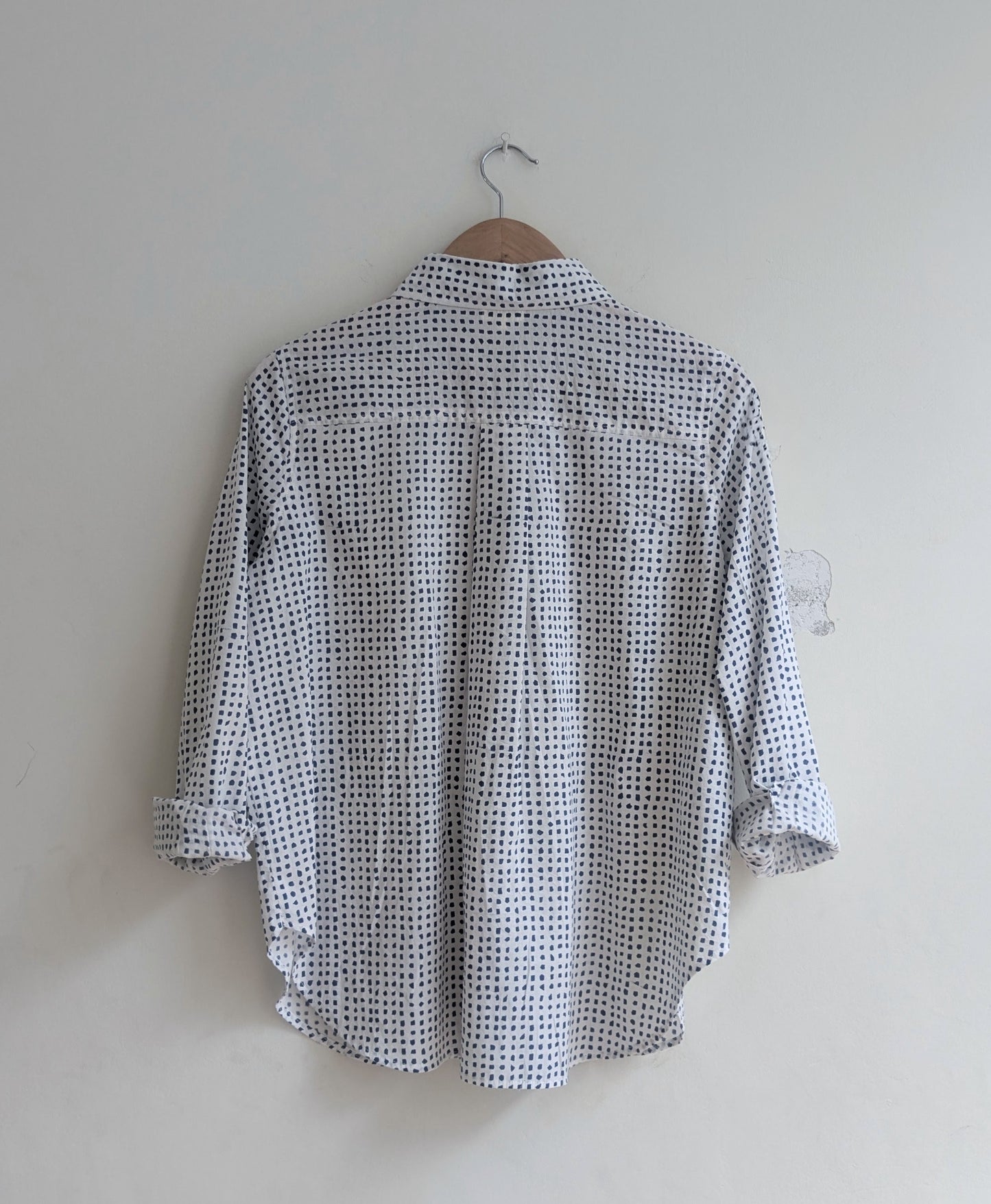 Women's regular shirt in cotton block print with sleeves rolled up in indigo  - back image