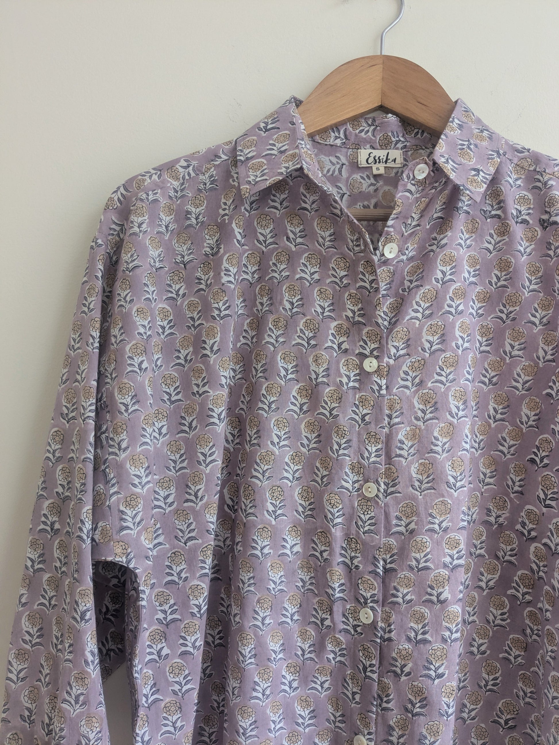Women's oversized shirt in cotton block print with  sleeves rolled up in rose colour -closeup image