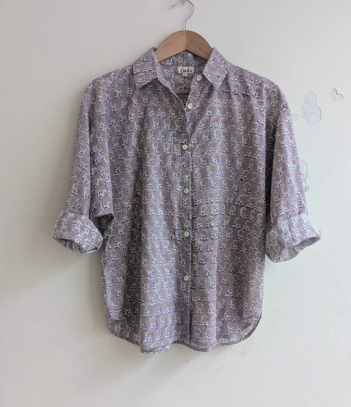 Women's oversized shirt in cotton block print with  sleeves rolled up in rose colour - Front image