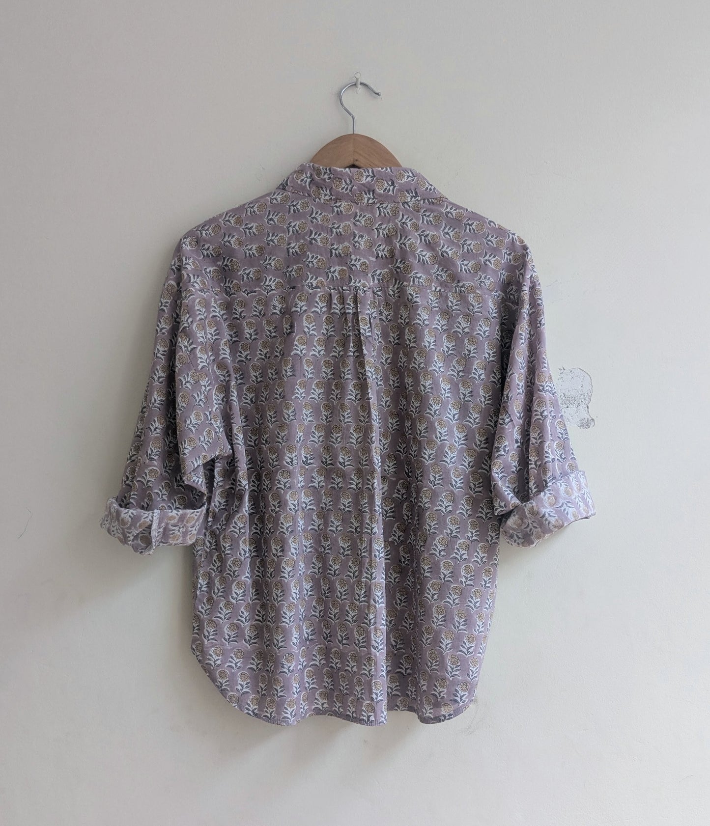 Women's oversized shirt in cotton block print with  sleeves rolled up in rose colour -  Back image