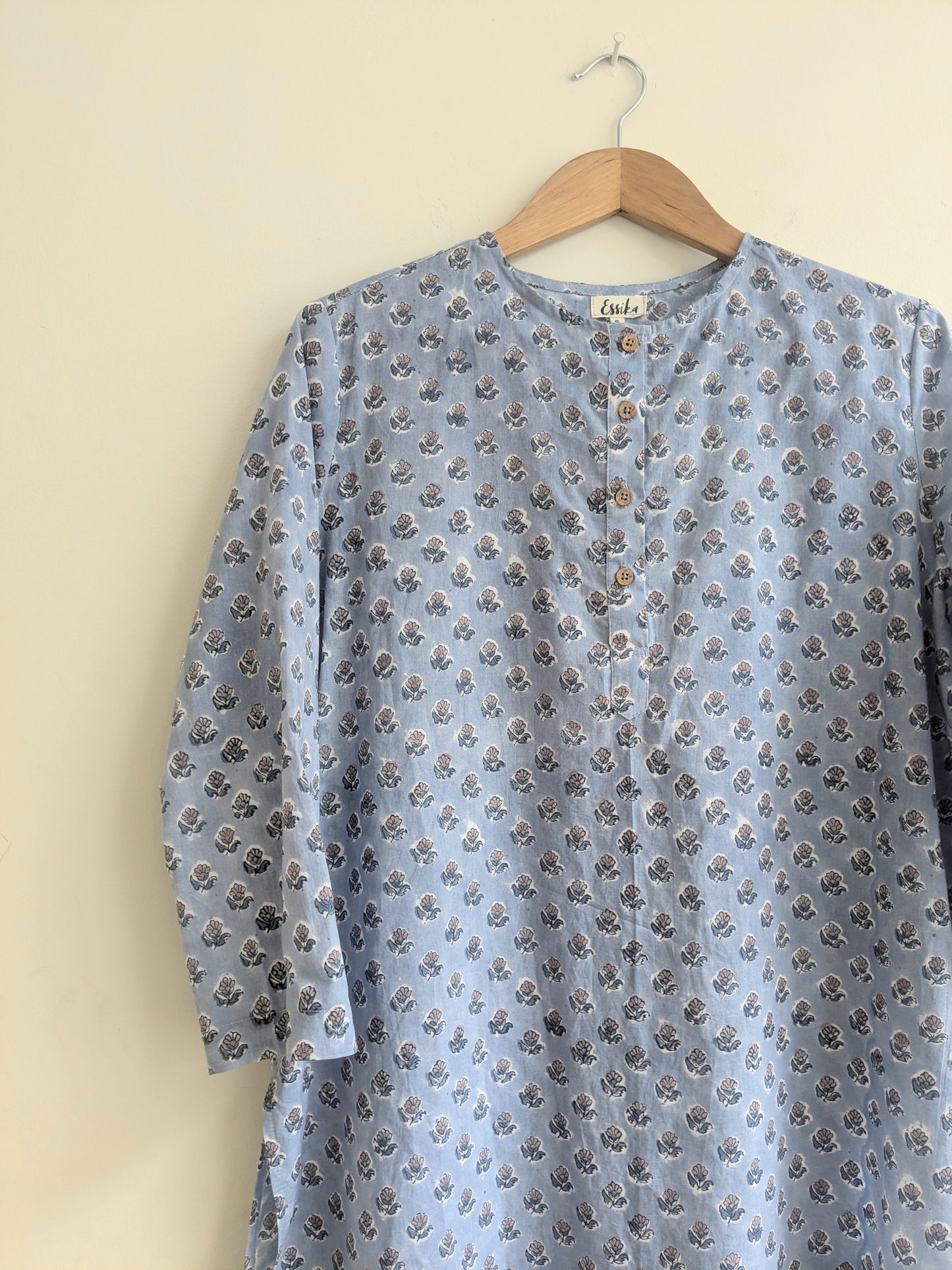 Women's regular cotton kurta with round neck and 3/4sleeves in blue floral block print - closeup image