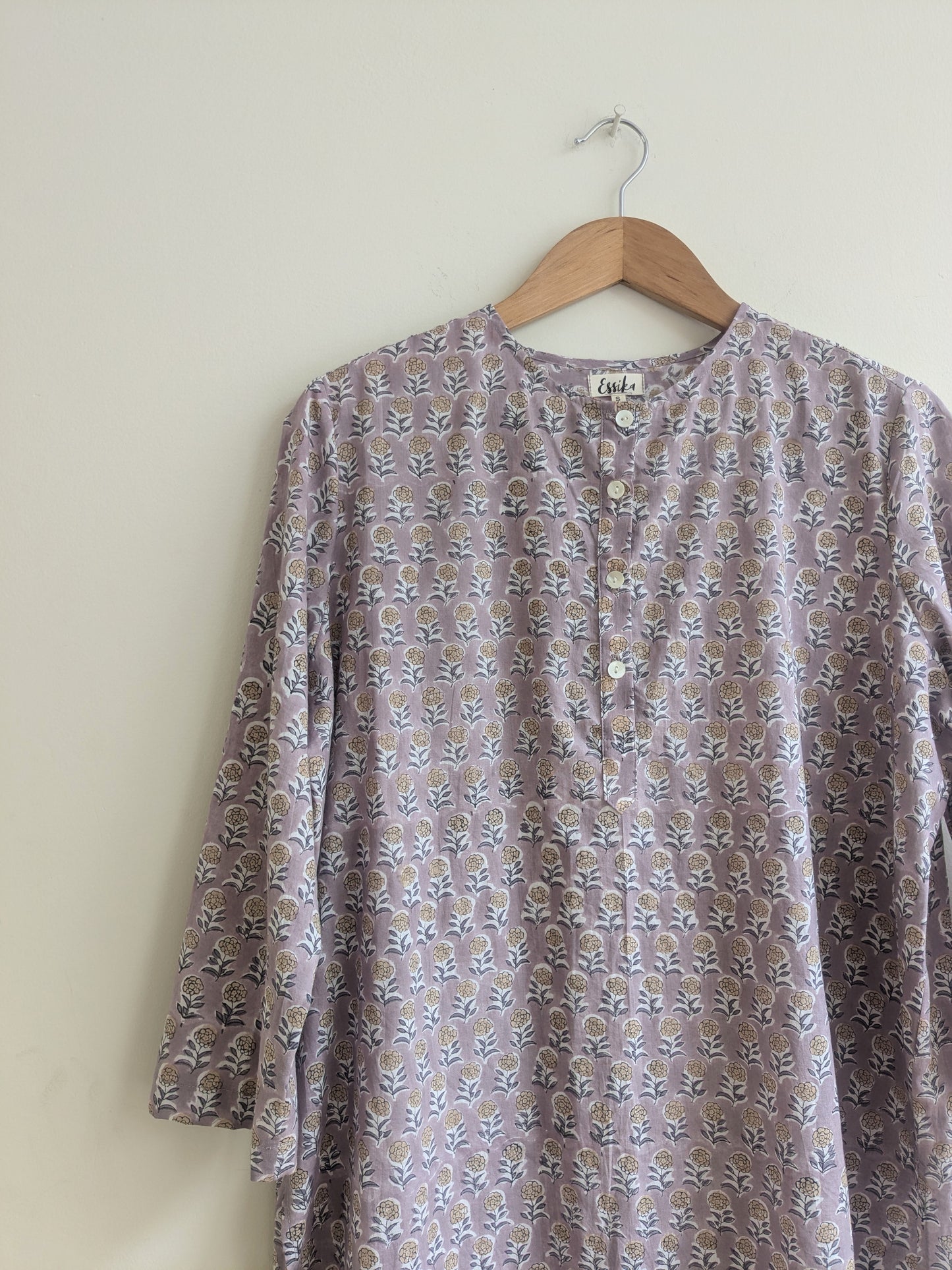 Women's regular kurta, cotton block print with 3/4th sleeves in pink - closeup image