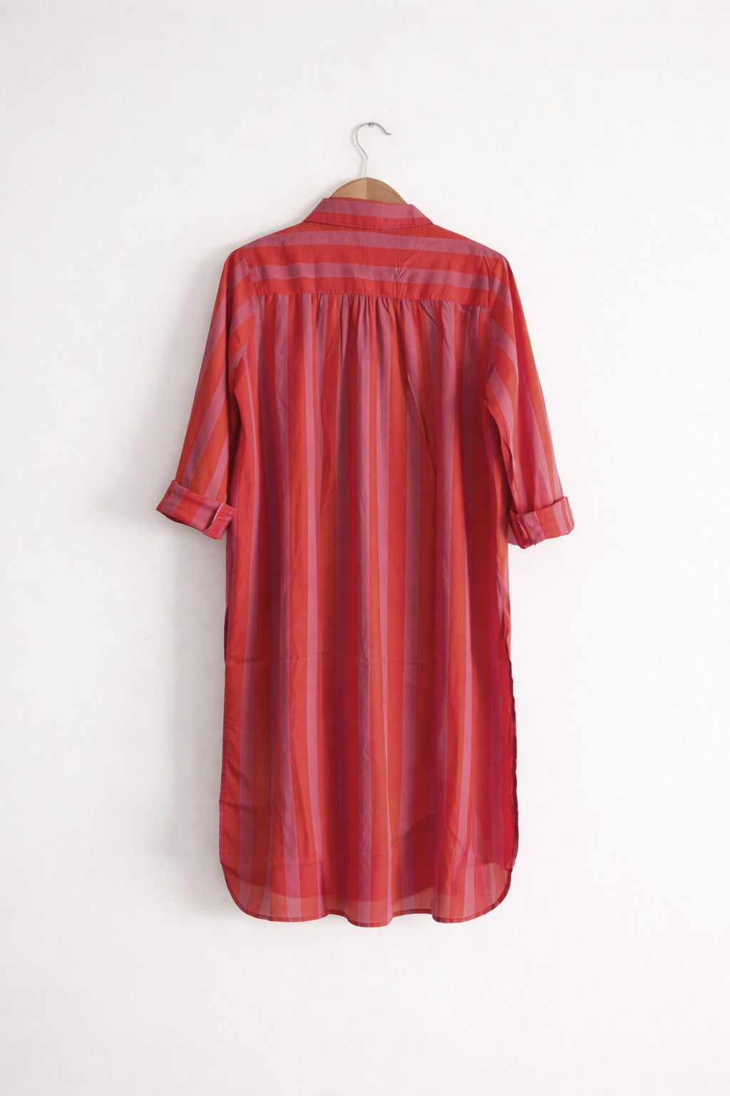 Women's cotton regular kurta with long sleeves, collar neck in red and pink stripes - back image