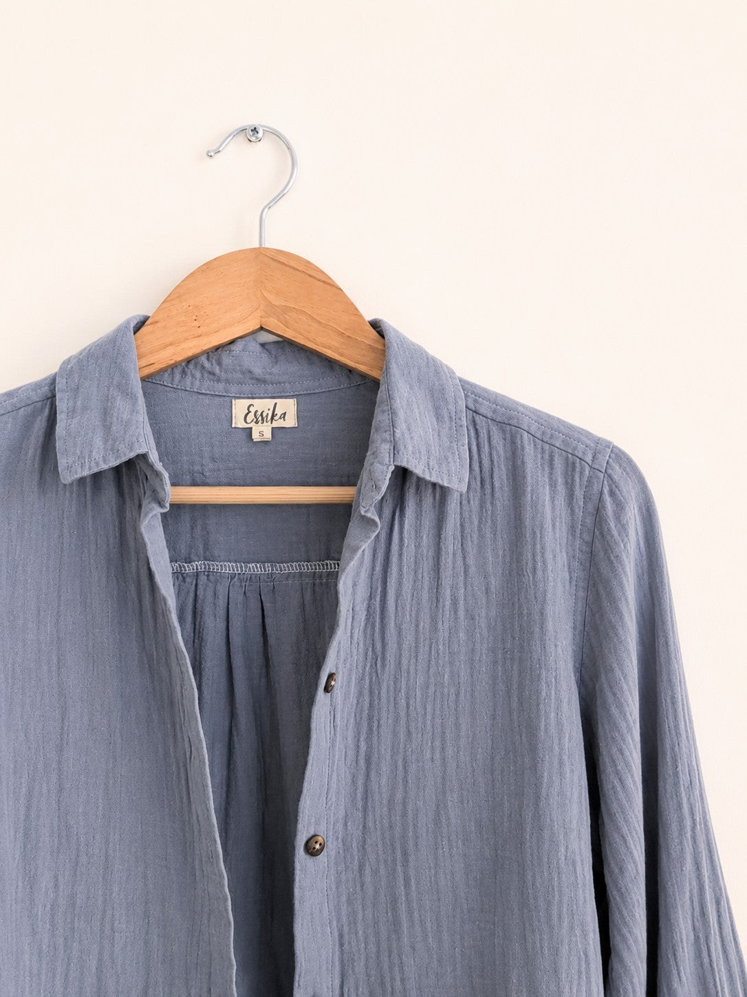 Women's regular fit shirt in cotton gauze with full sleeves and cuffs in dust blue - closeup image