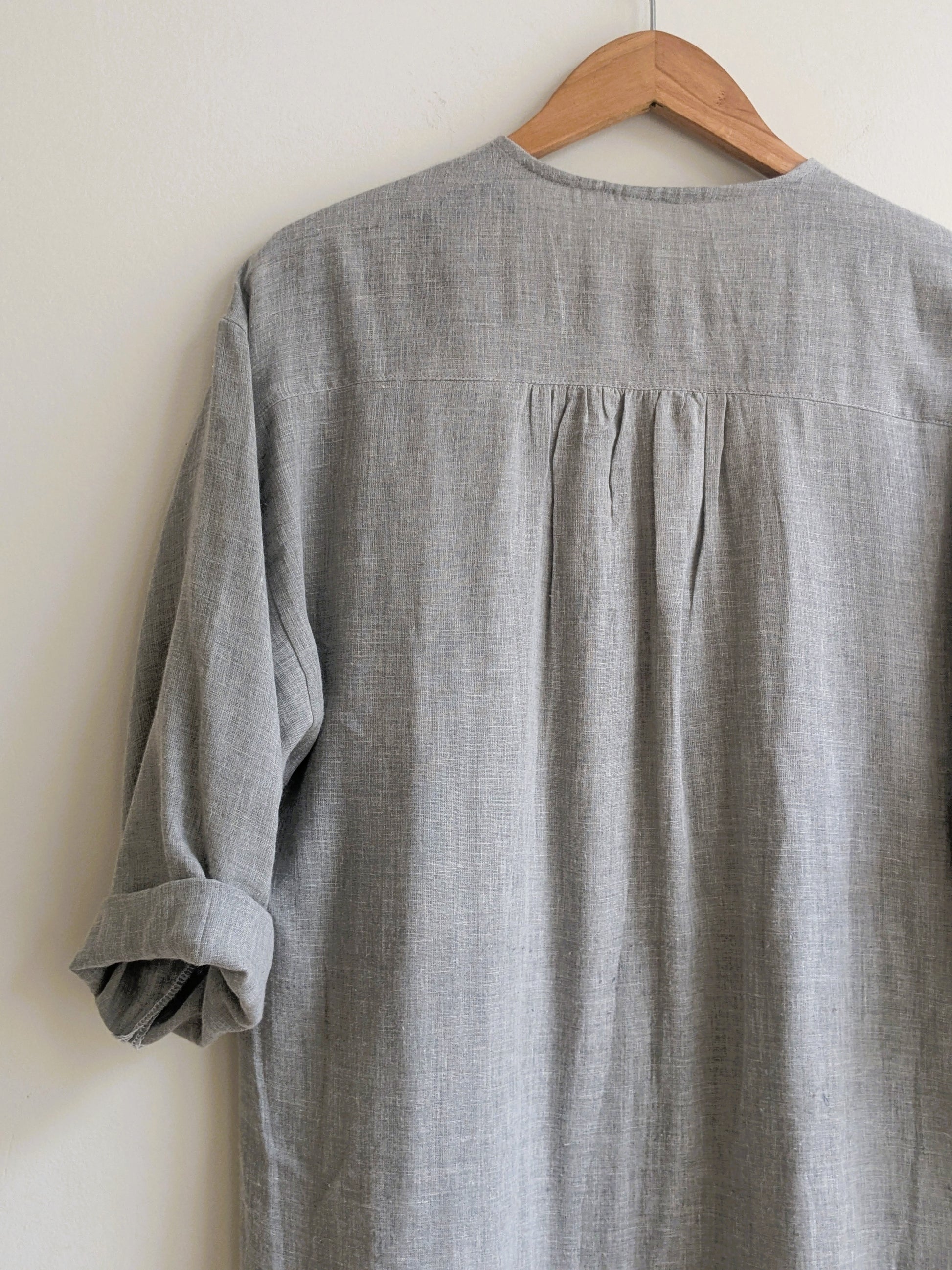Women's cotton oversized kurta with long sleeves in grey - closeup back Image