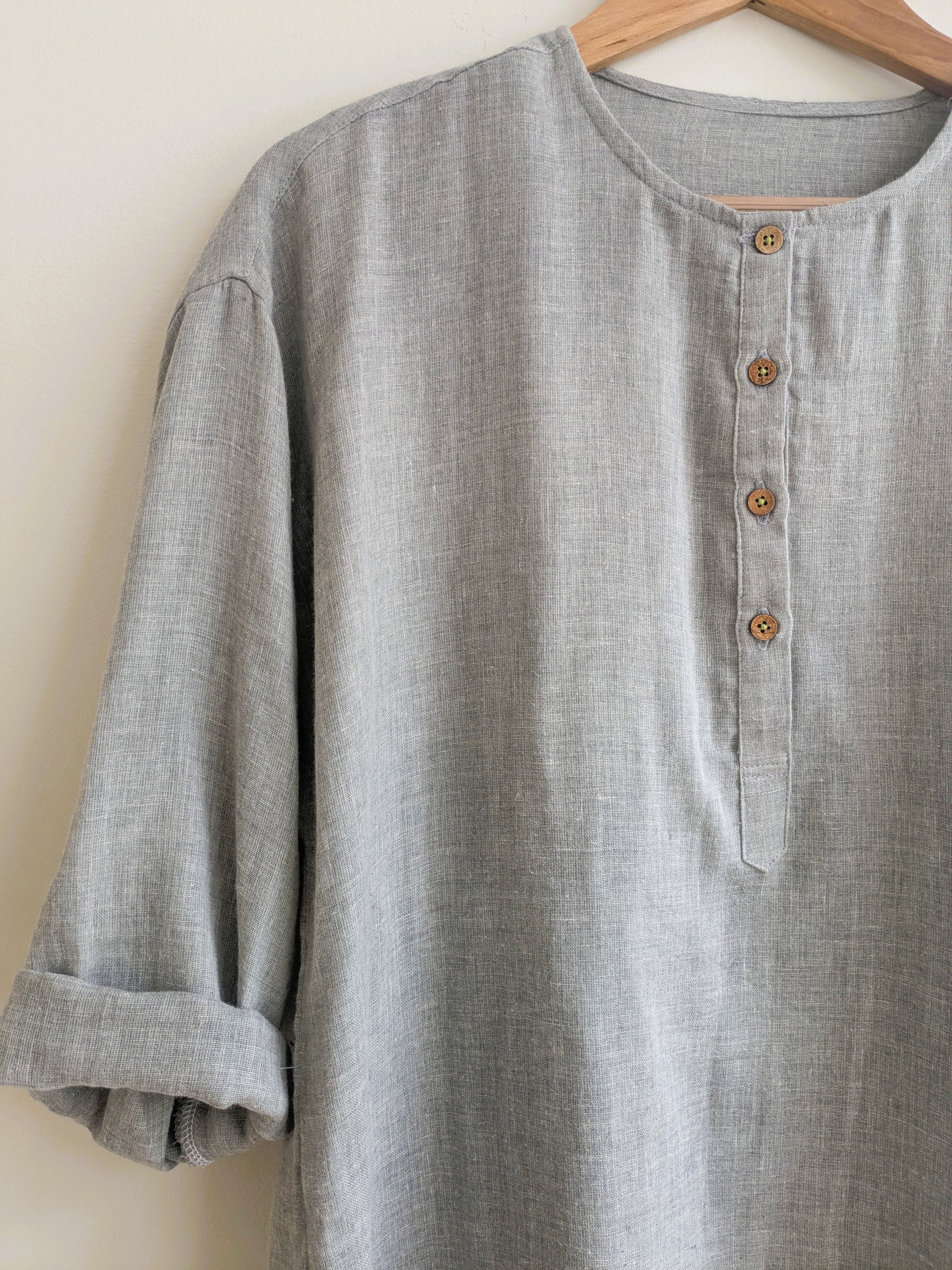 Women's cotton oversized kurta with long sleeves in grey - closeup front Image