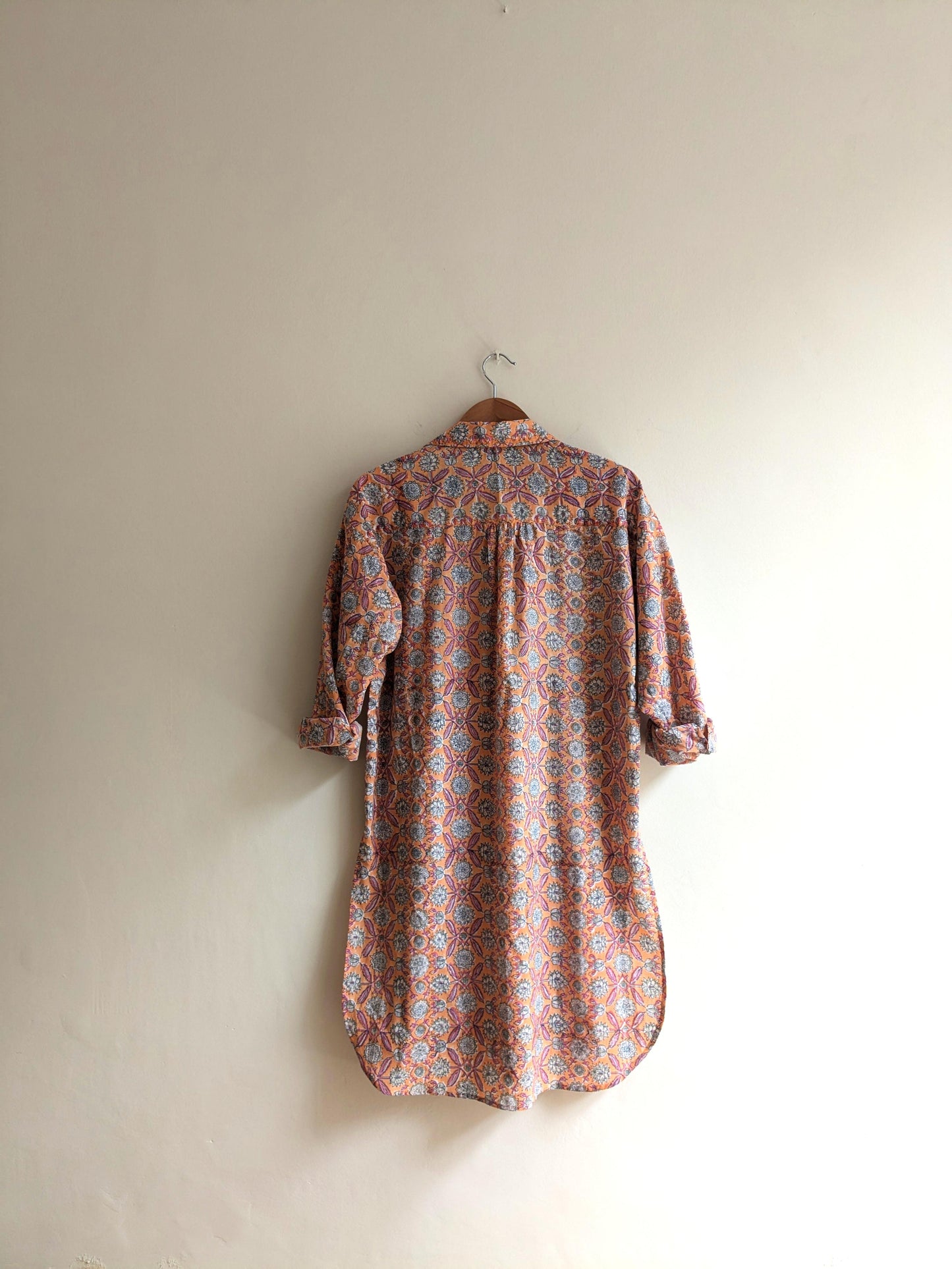 Women's oversized cotton kurta with full sleeves in multicolour, featuring orange and pink - back image