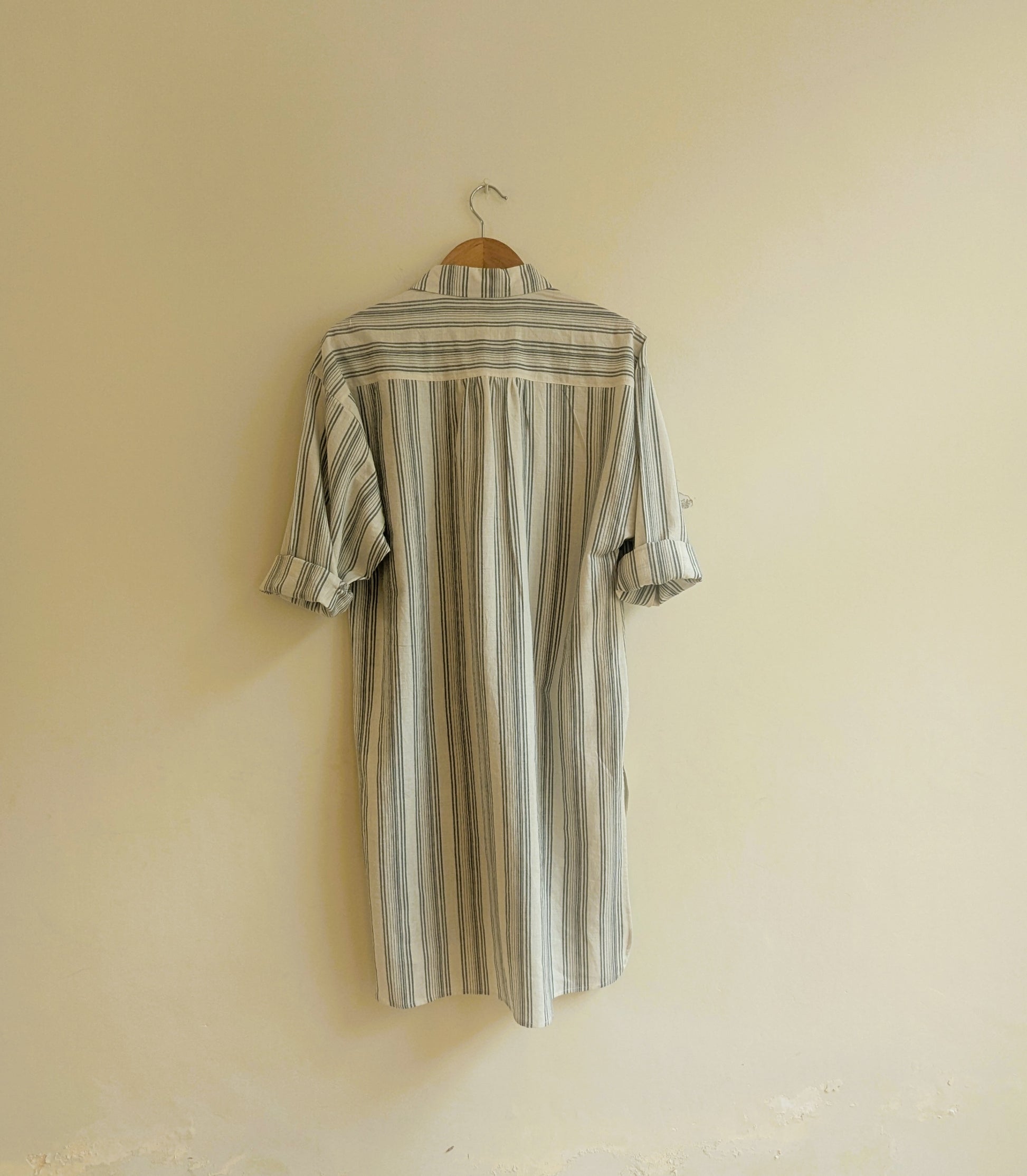 Women's handloom cotton oversized full sleeves kurta in stripes- back image