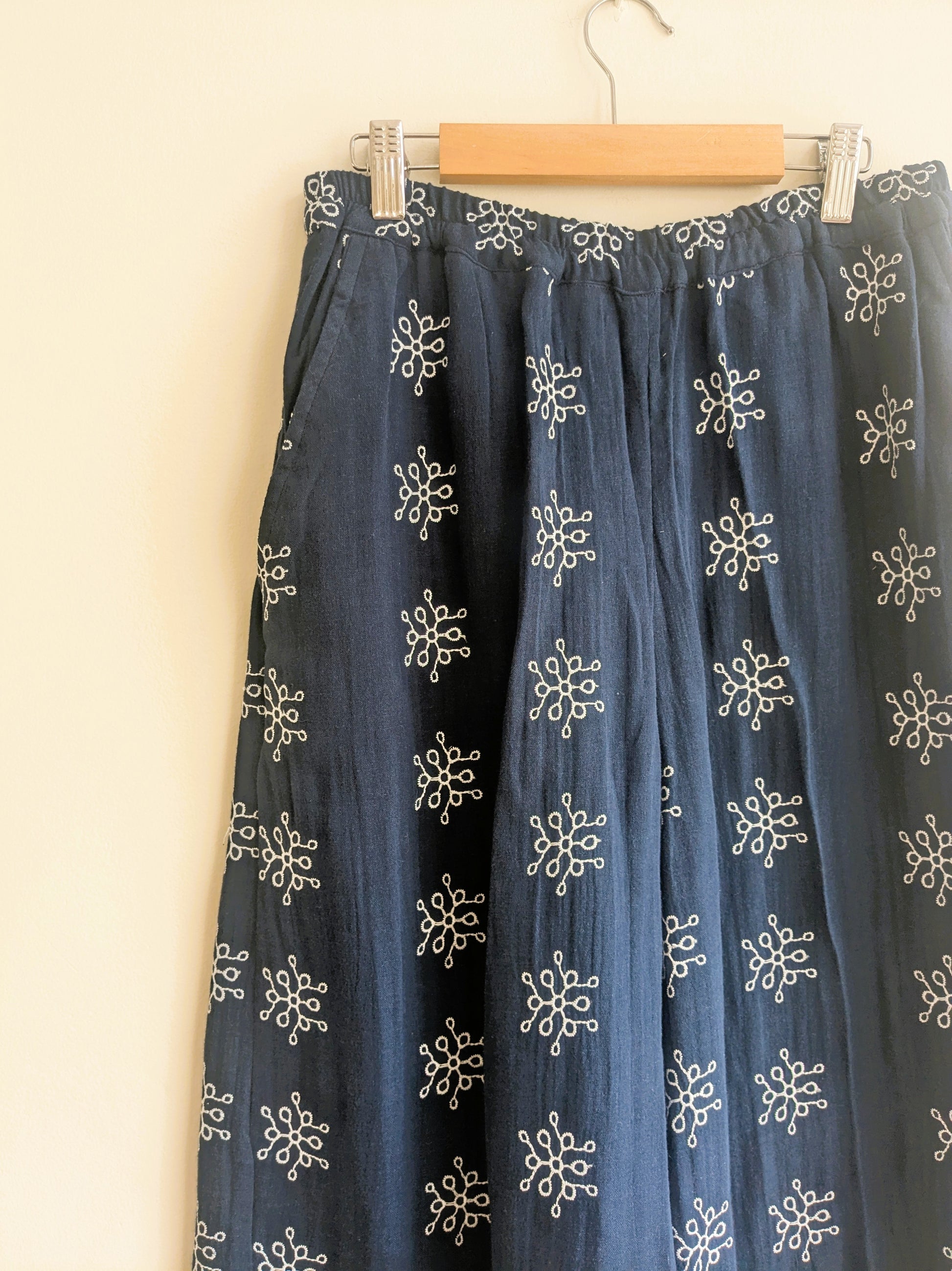 Women's wide leg long pants with side two pockets in navy blue - close-up image