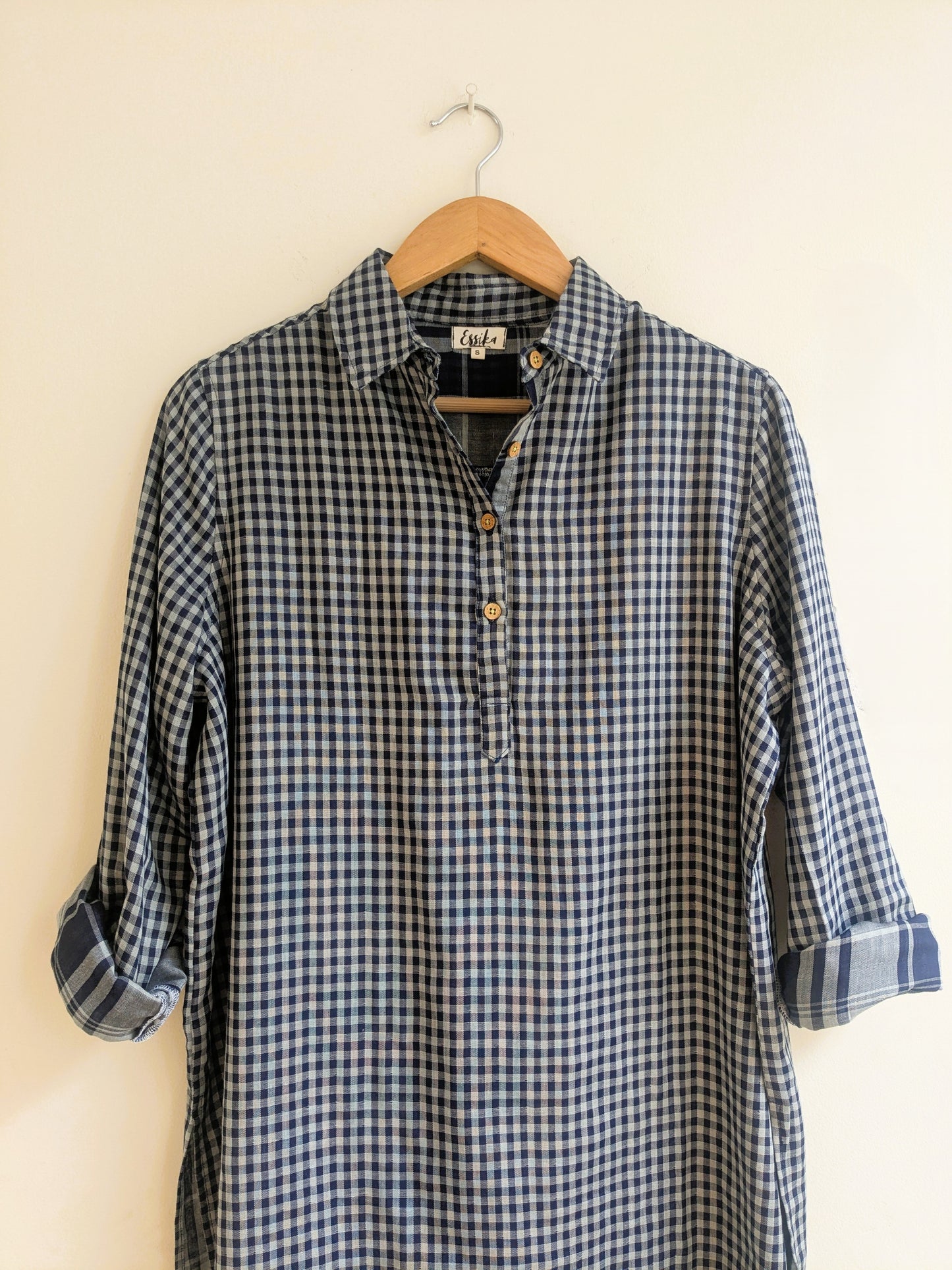 Women's cotton  regular kurta with collar and cuff in navy checks -close up image