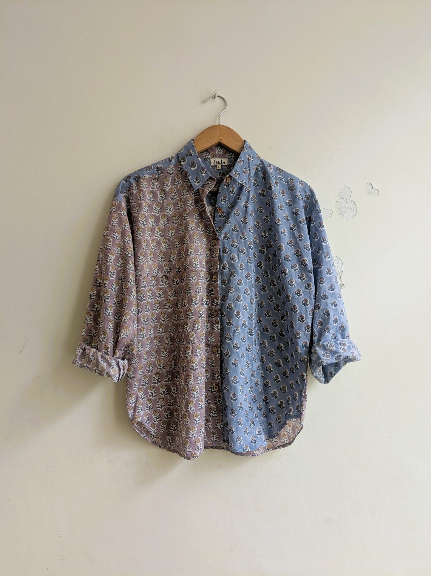 Women's oversized shirt in block print cotton in two colours, pink and blue  - Close up image