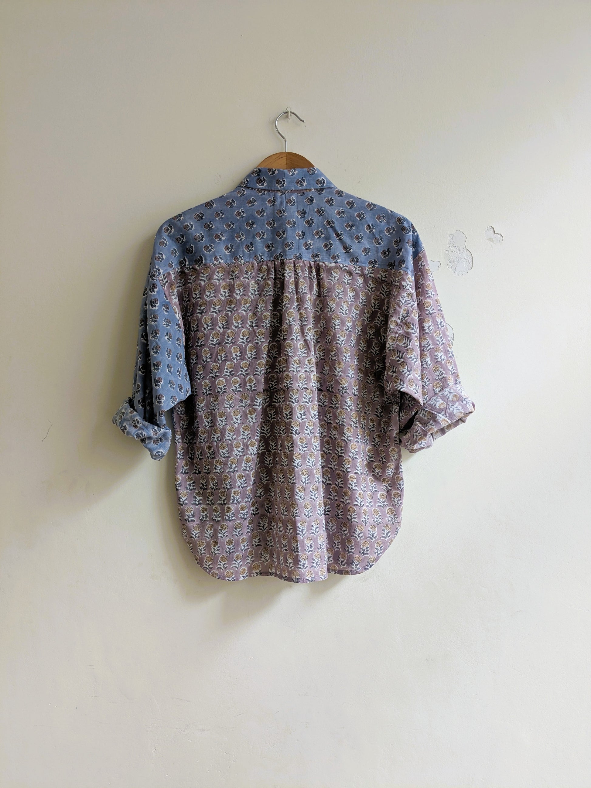 Women's oversized shirt in block print cotton in two colours, pink and blue  - Back image