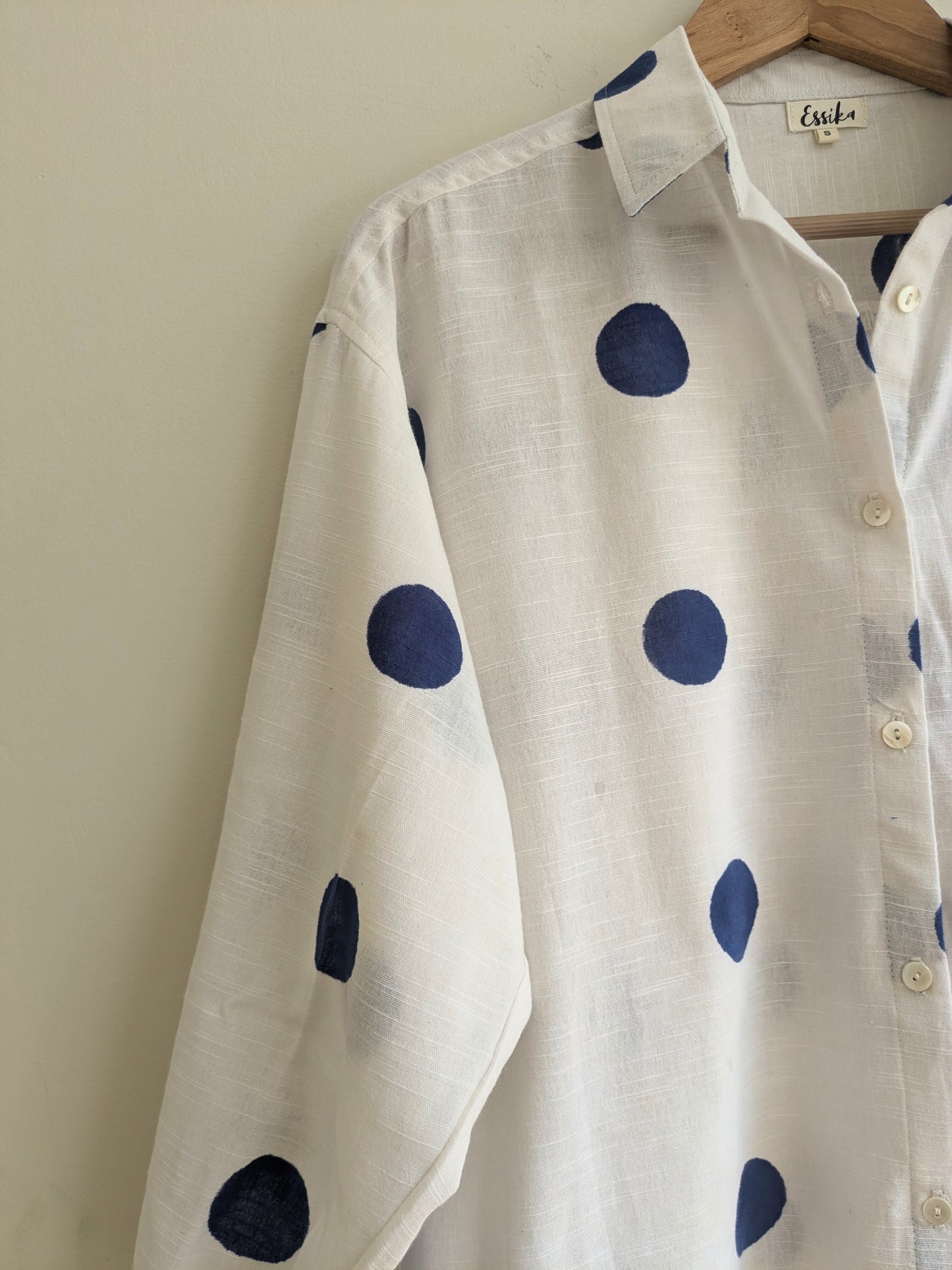 Women's cotton oversized shirt with full sleeves in cotton polka dot - Front Close up Image