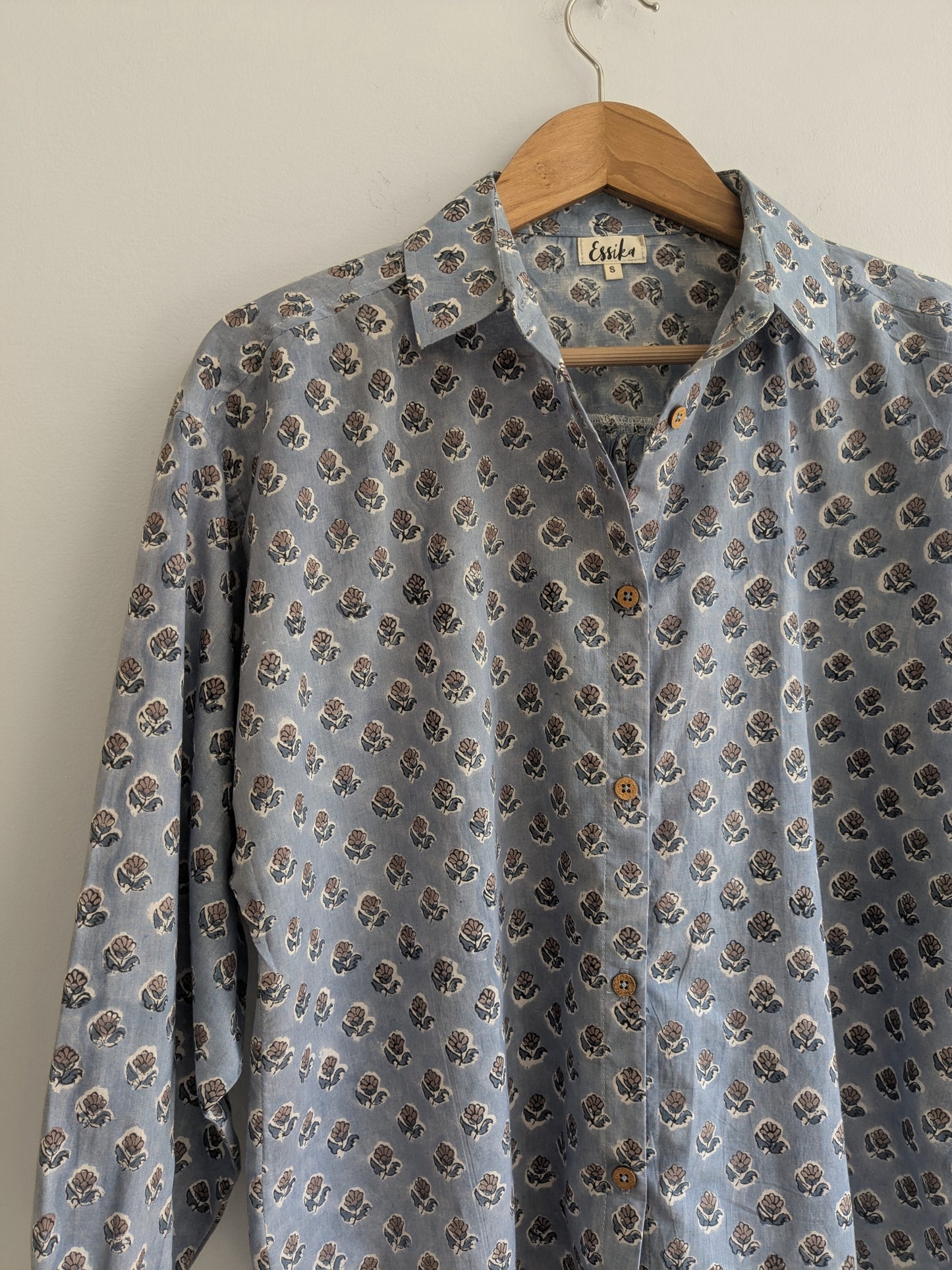 Women's cotton oversized shirt with full sleeves in cotton, blue colour - Close up image