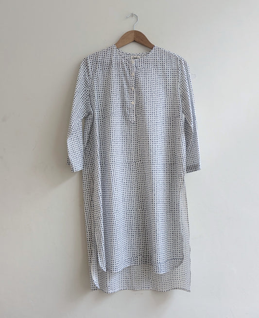 Women's regular kurta, cotton block print with 3/4th sleeves in indigo and white - Front image