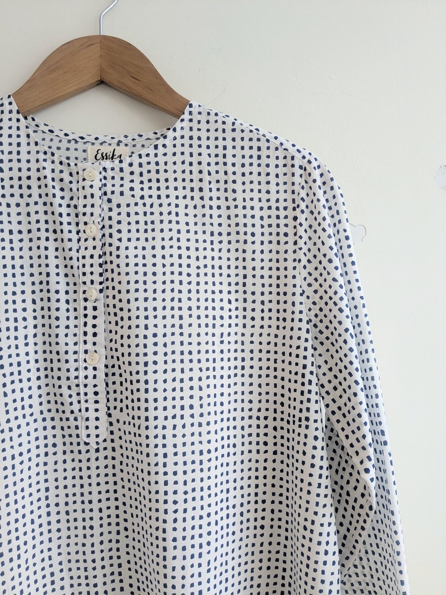 Women's regular kurta, cotton block print with 3/4th sleeves in indigo and white - closseup image