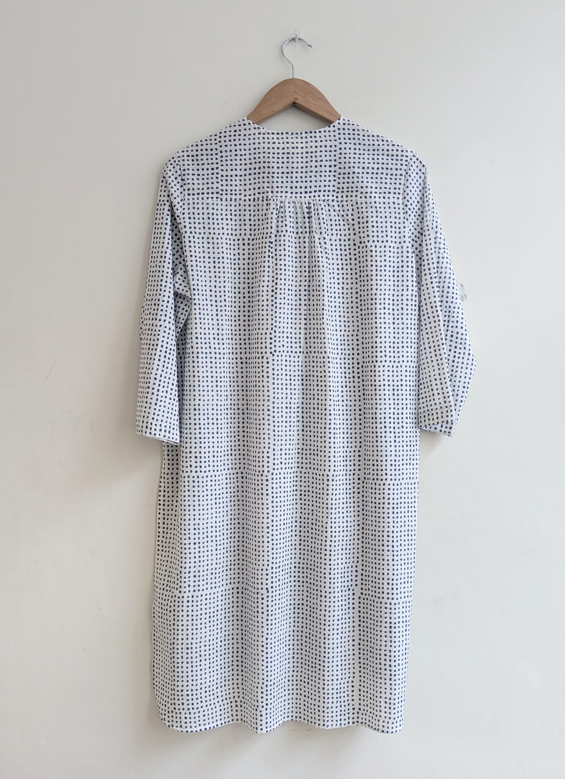 Women's regular kurta, cotton block print with 3/4th sleeves in indigo and white - back image