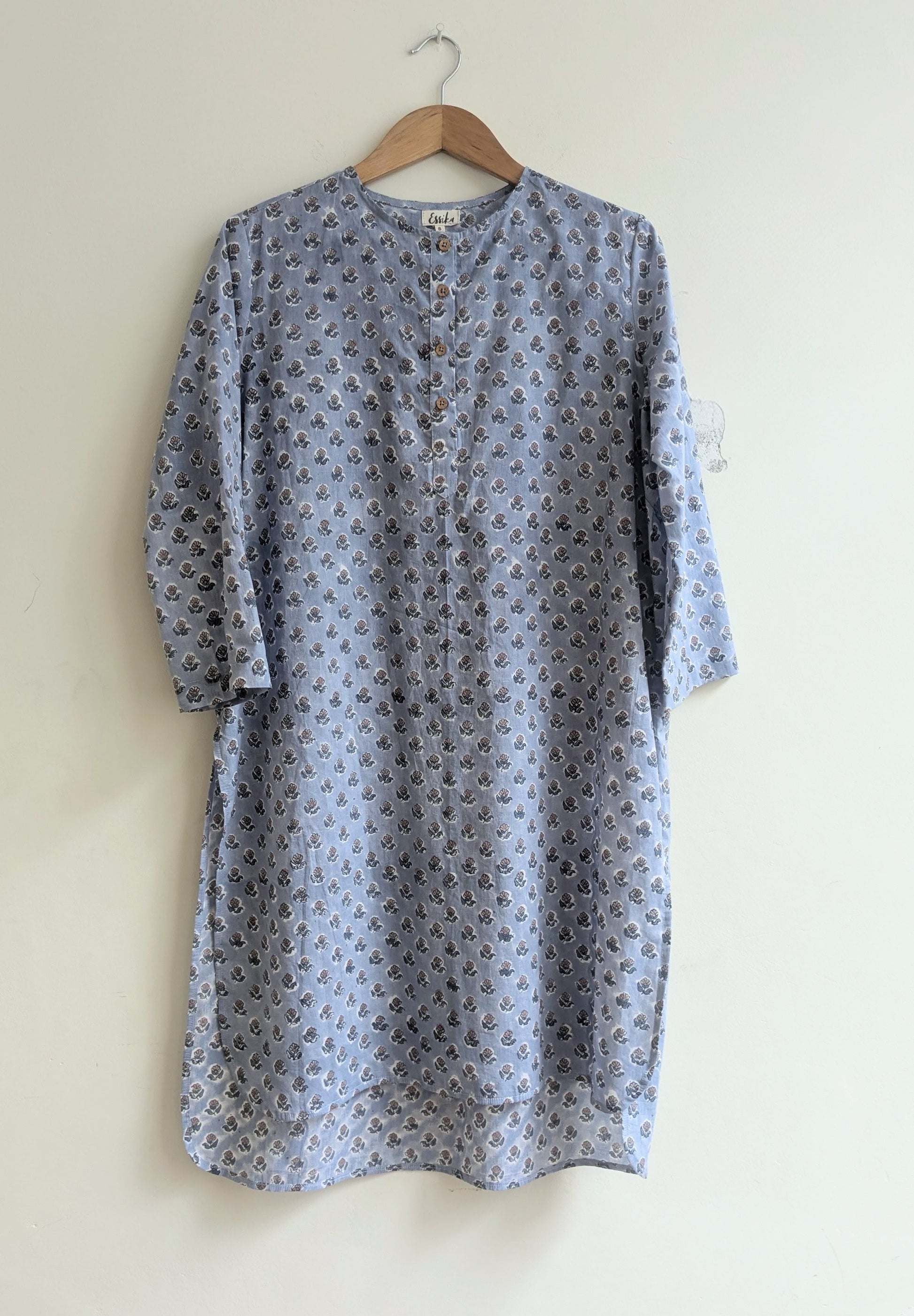 Women's regular kurta, cotton block print with 3/4th sleeves in blue - Front image