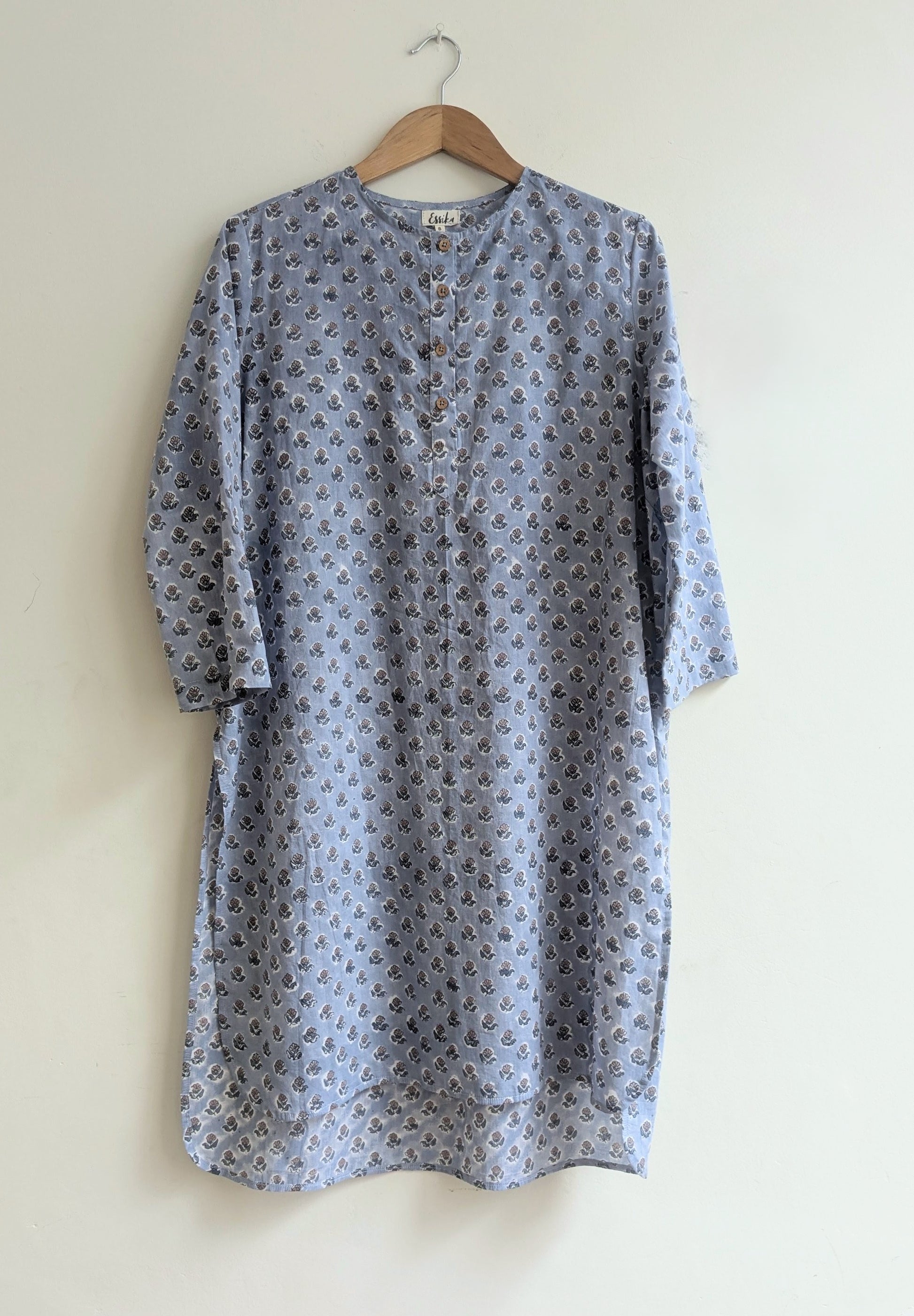 Women's regular cotton kurta with round neck and 3/4sleeves in blue floral block print - front image