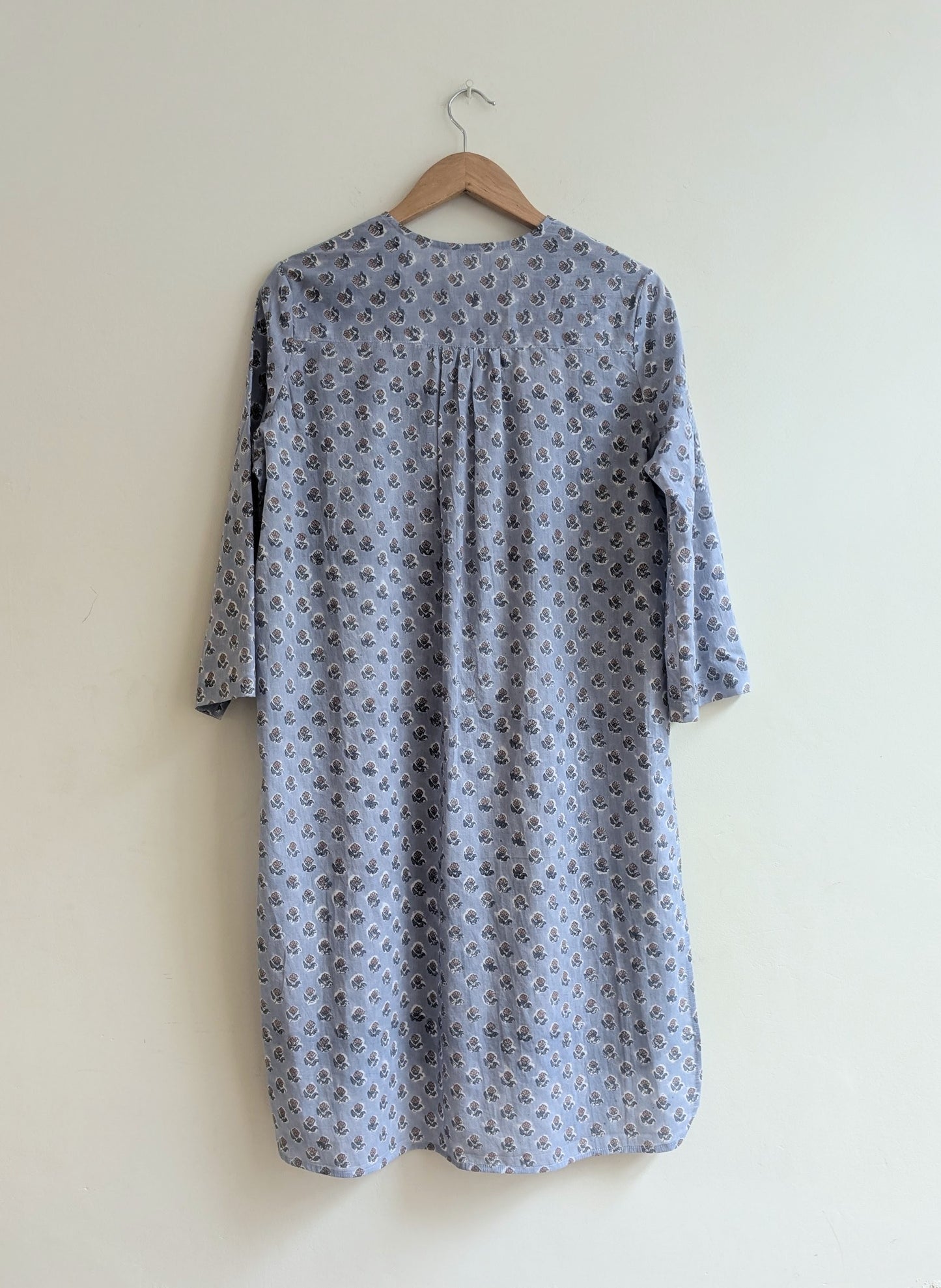 Women's regular cotton kurta with round neck and 3/4sleeves in blue floral block print - back image