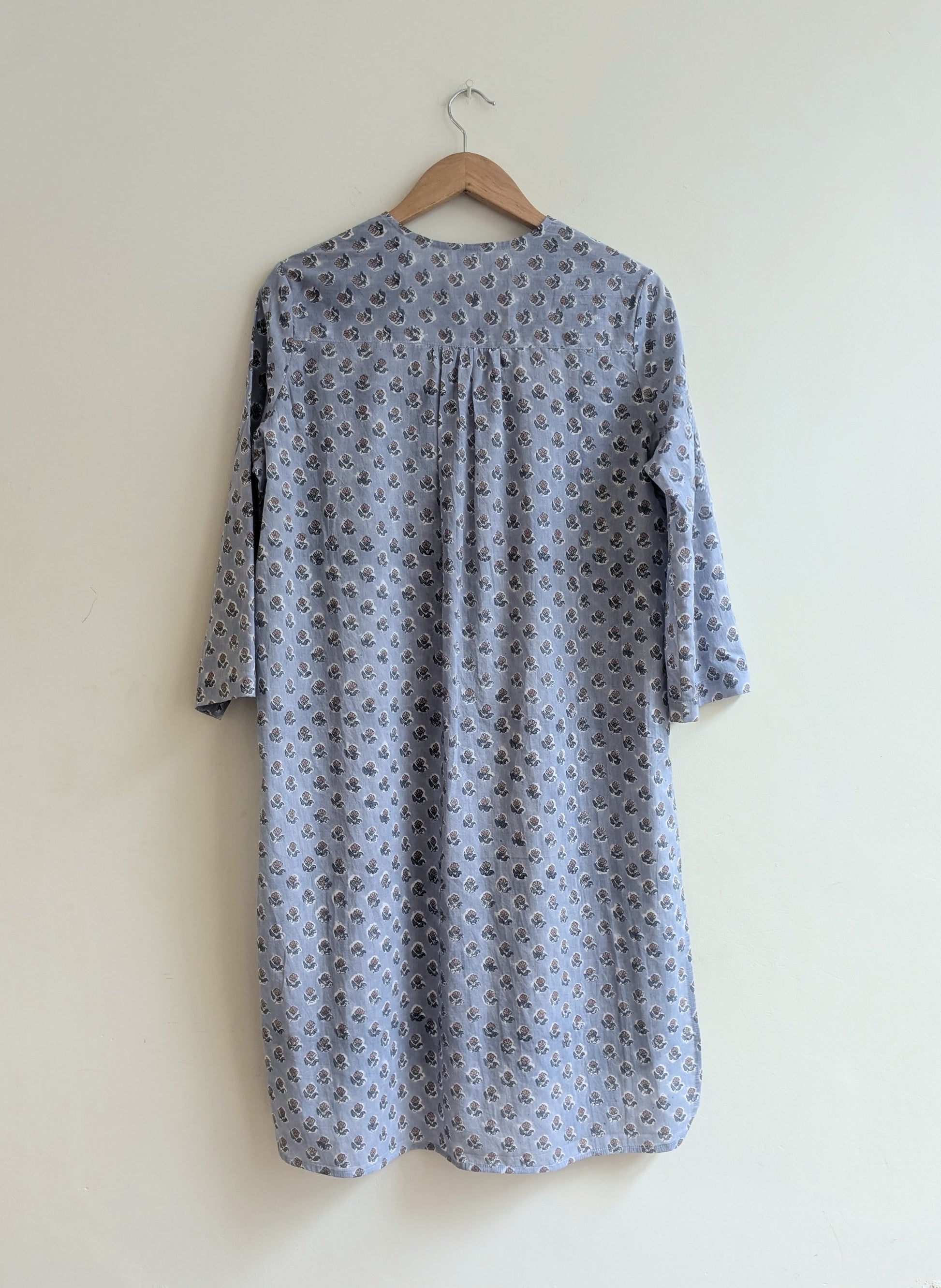 Women's regular cotton kurta with round neck and 3/4sleeves in blue floral block print - back image