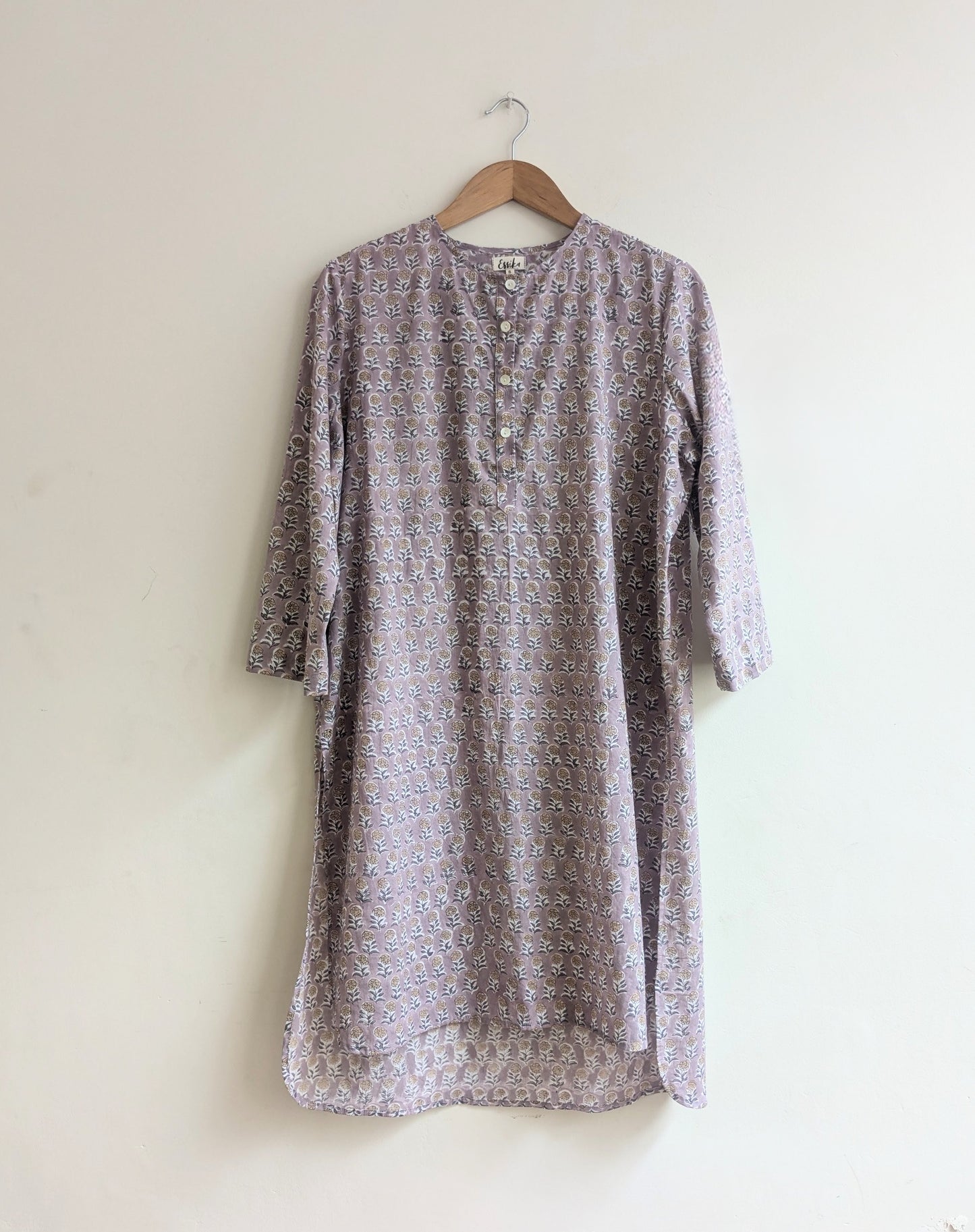 Women's regular cotton kurta with round neck and 3/4sleeves in dusty rose floral block print - front image