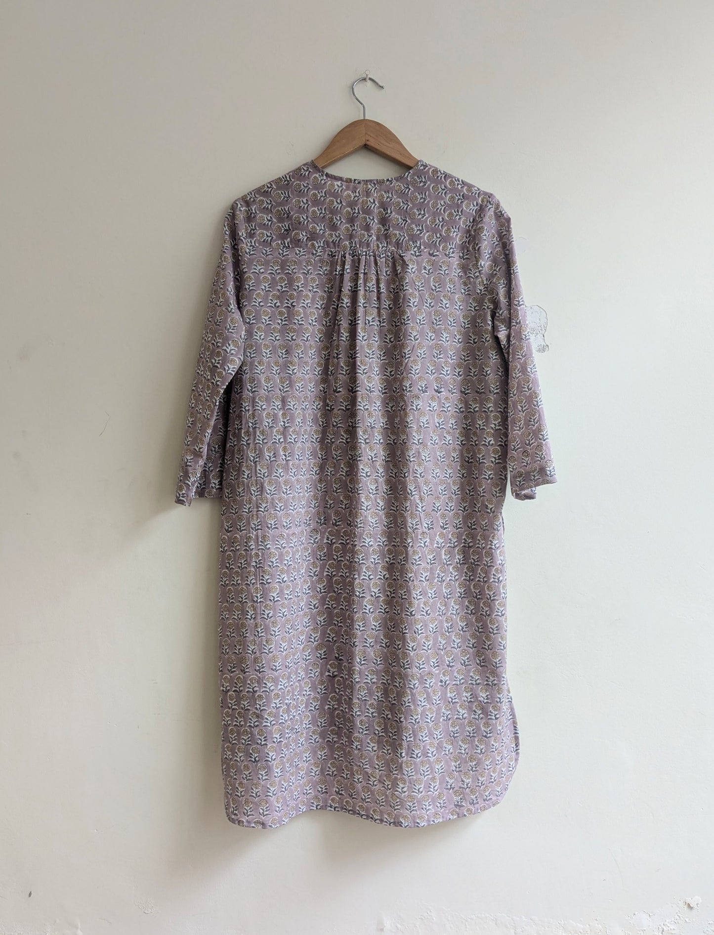 Women's regular kurta, cotton block print with 3/4th sleeves in pink - back image