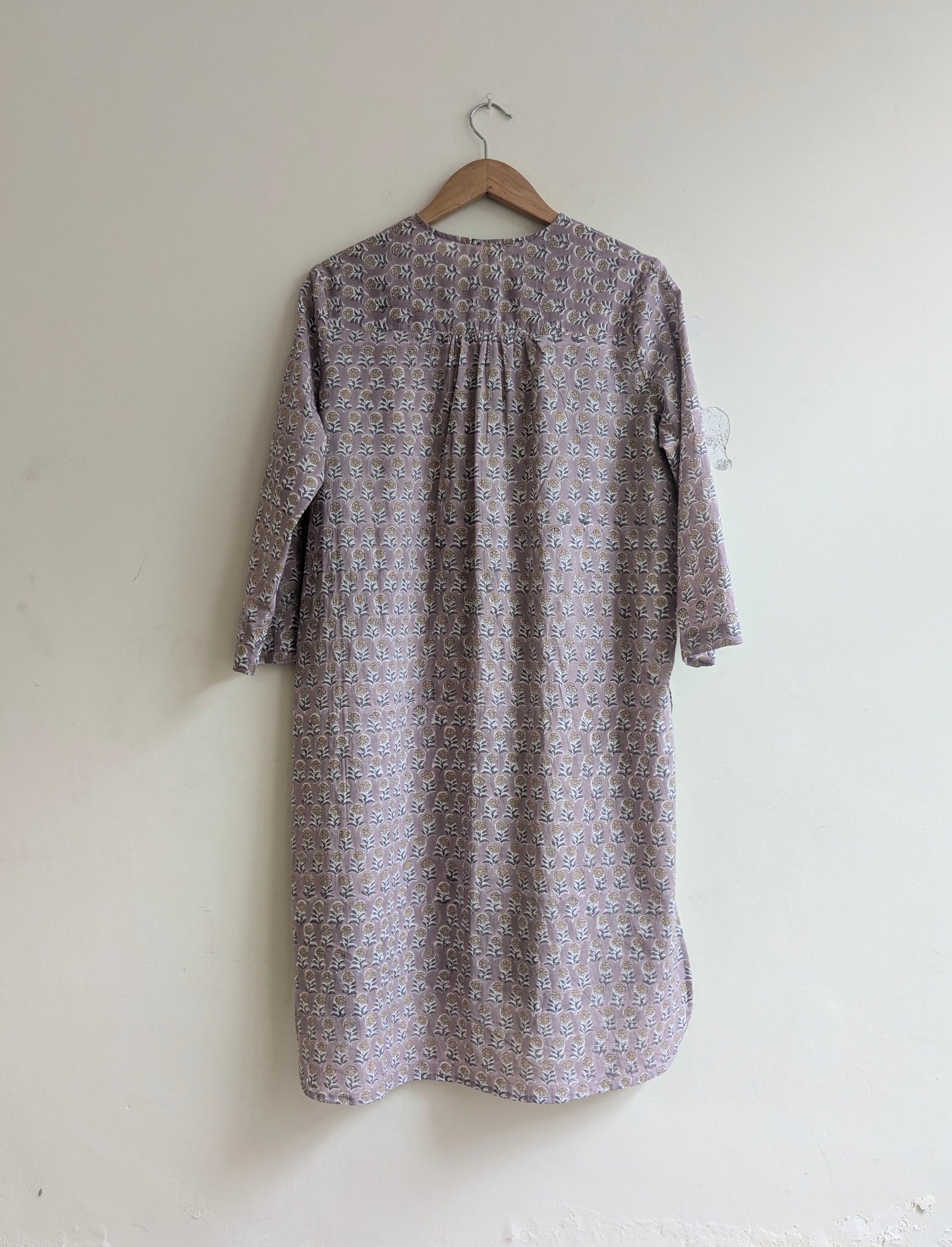 Women's regular kurta, cotton block print with 3/4th sleeves in pink - back image