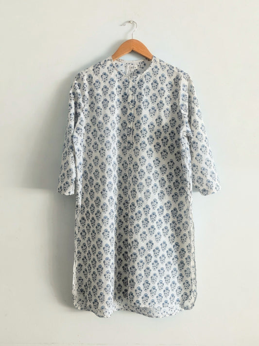 Women's regular kurta in blue & white cotton block print with 3/4 sleeves - front image