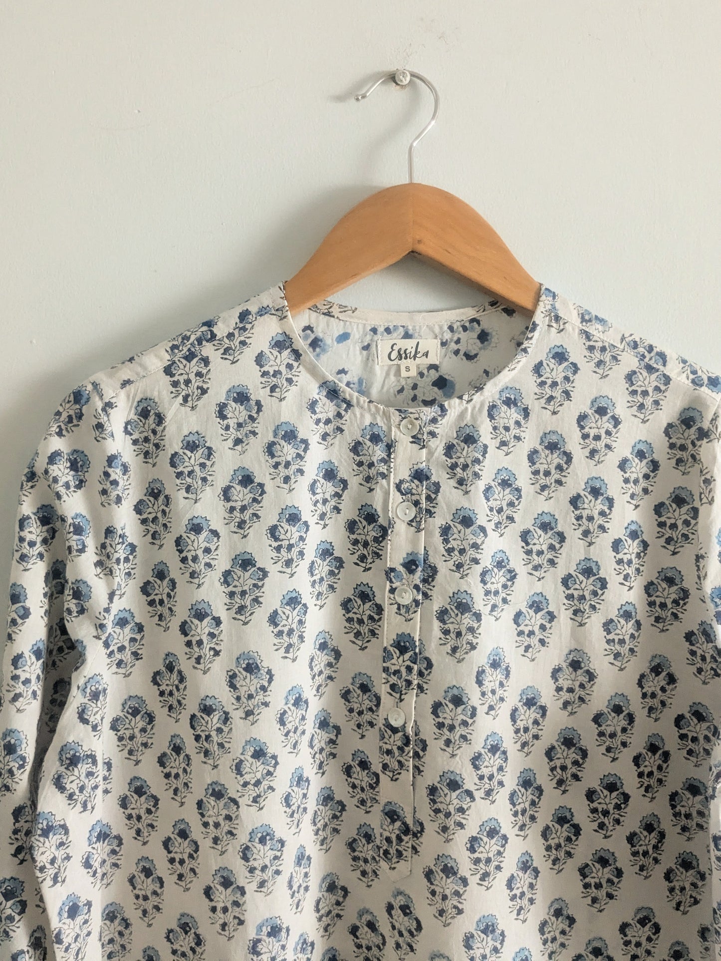 Women's regular kurta in blue & white cotton block print with 3/4 sleeves - closeup image
