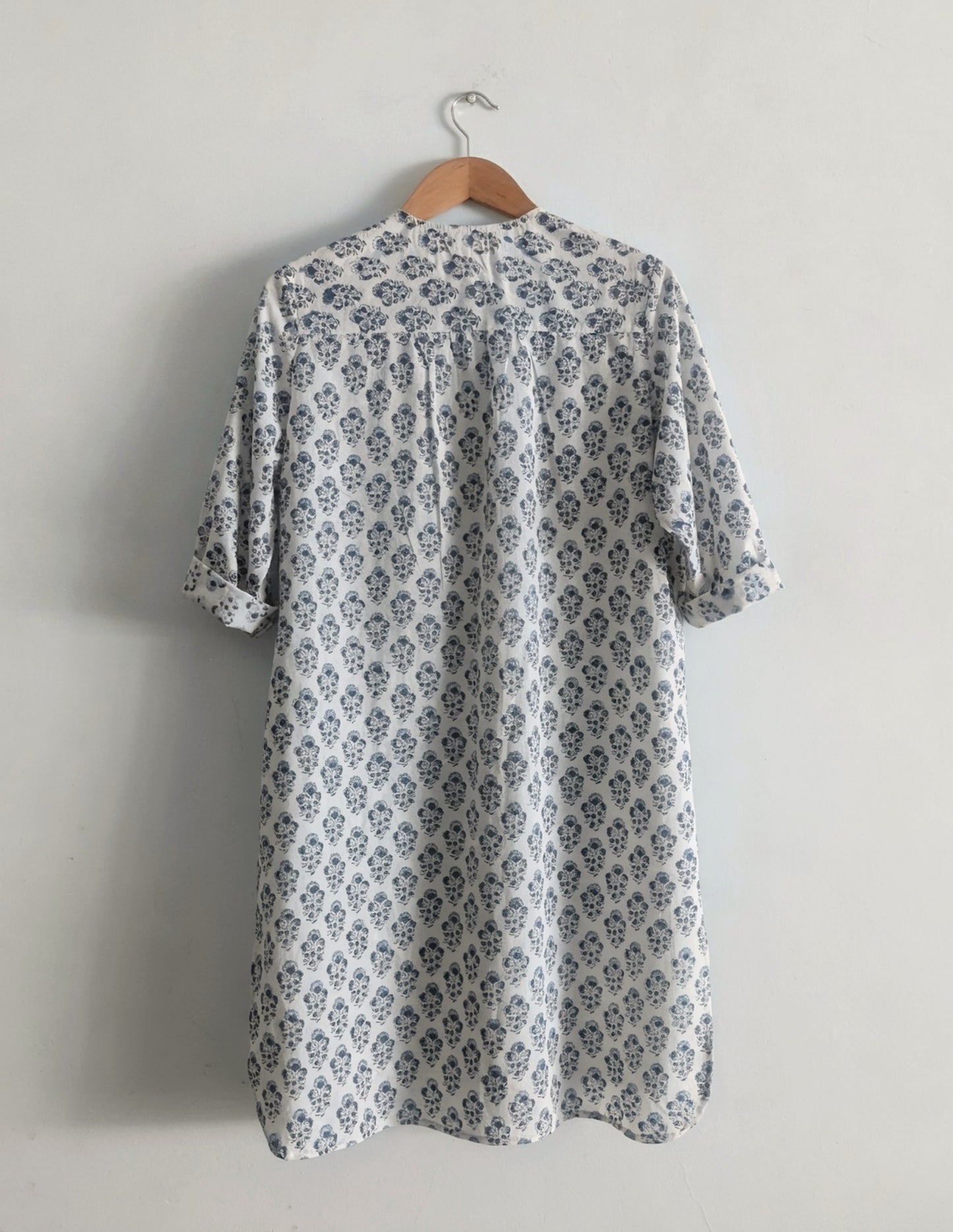 Women's regular kurta in blue & white cotton block print with 3/4 sleeves - back image