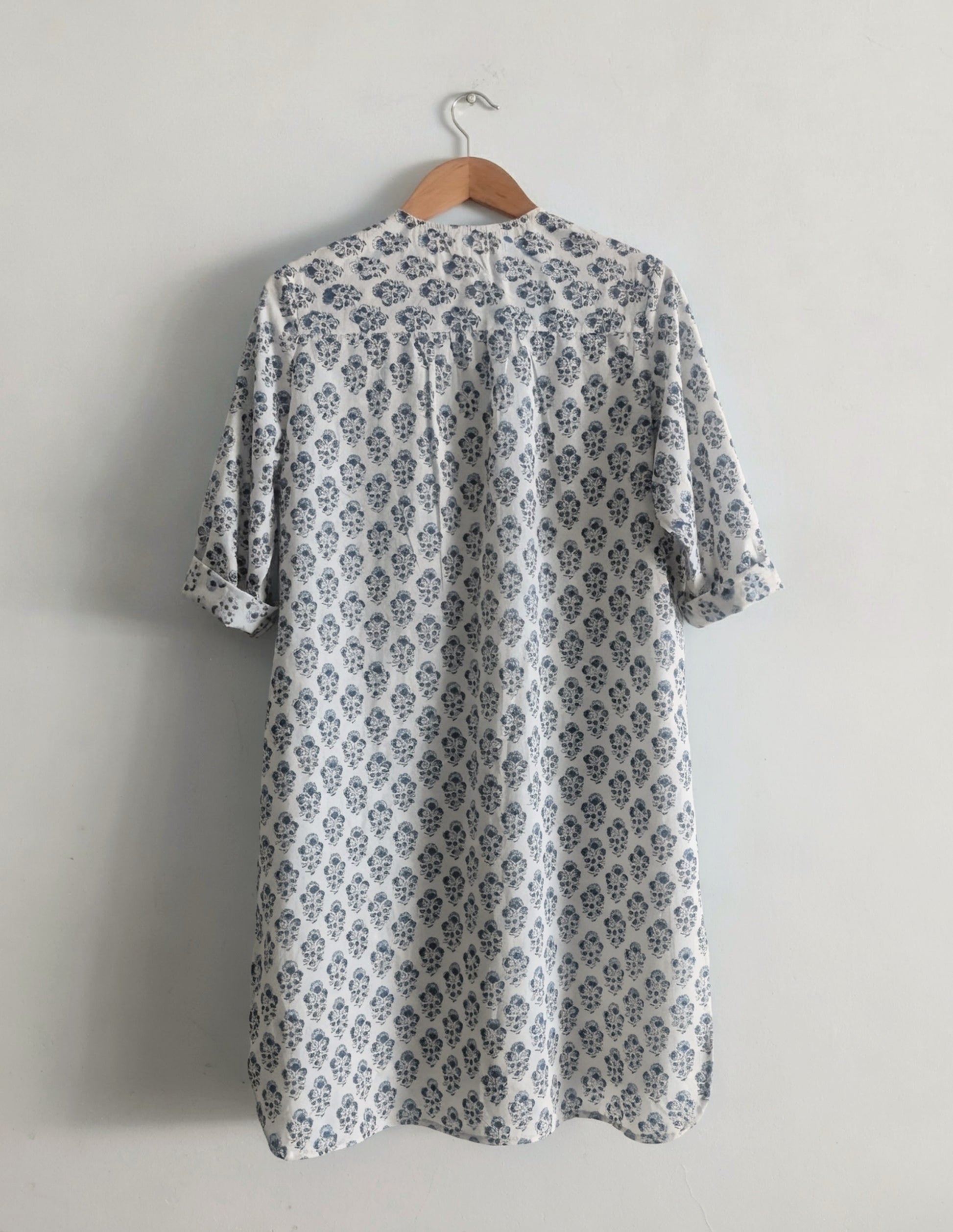 Women's regular kurta in blue & white cotton block print with 3/4 sleeves - back image