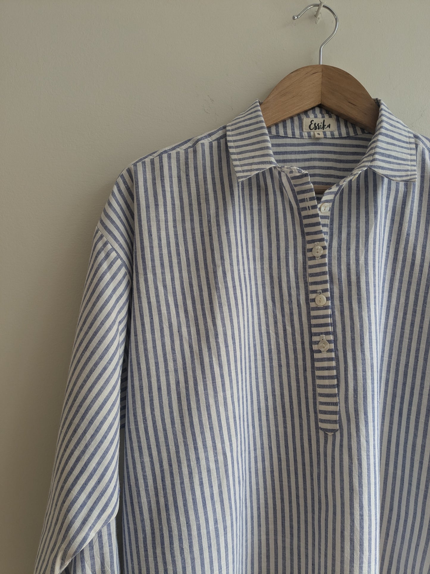 Women's oversized kurta, full sleeves in blue and white stripes in cotton - closeup image