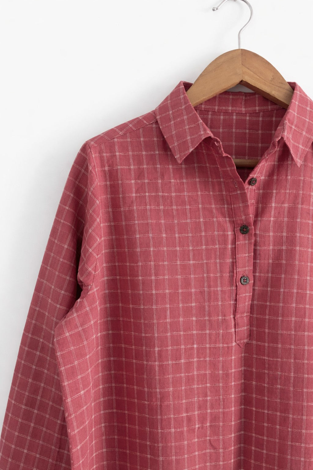 Women's handloom cotton long kurta with collar and cuff in red checks - closeup image