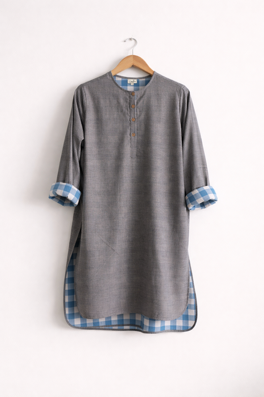Women’s regular fit grey cotton double cloth kurta with round neck & cuffed sleeves – front image