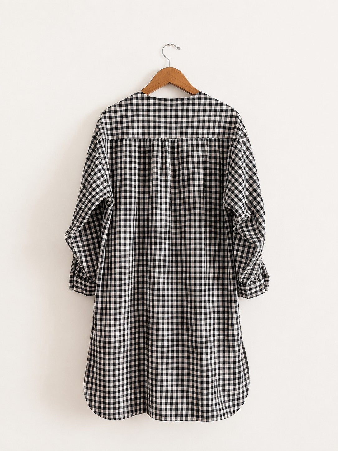Women's handloom cotton kurta with round neck, full sleeves with cuffs, in black and white checks- back image