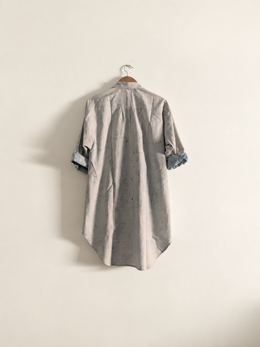 Women's shirt dress in cotton block print with full sleeves and collar in white and blue - back image