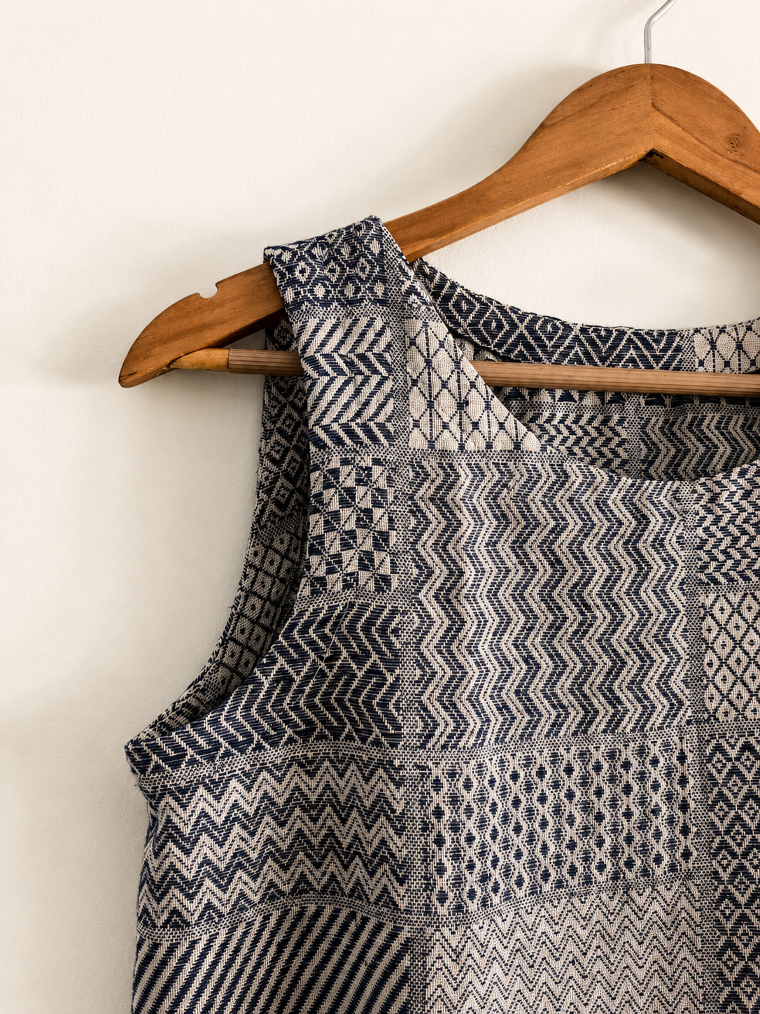 Women's sleeveless top in cotton jacquard, navy blue - close up image