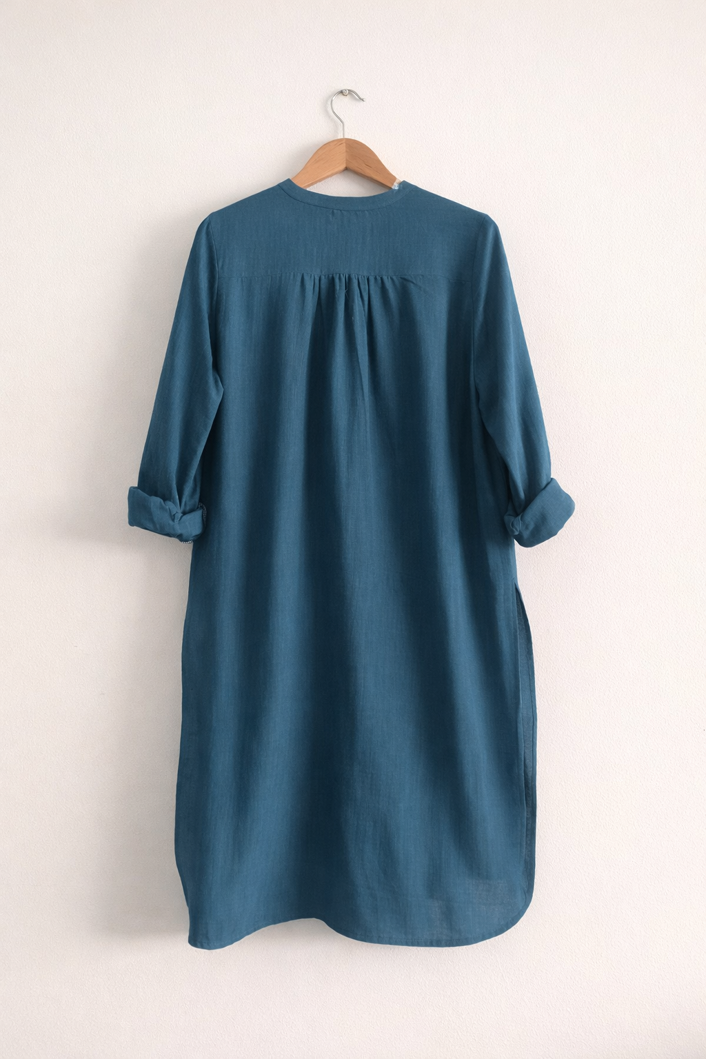 Women’s regular-fit cotton gauze kurta with V-neck and full sleeves with cuffs in teal colour - back image