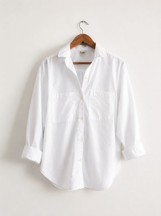 An oversized shirt with full sleeves and cuffs in white made with cotton poplin, features two  pockets in the front - front image