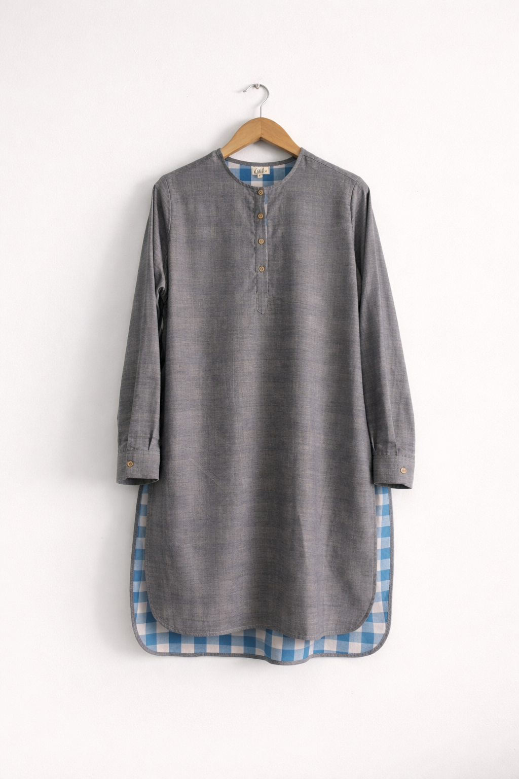 Women’s regular fit grey cotton double cloth kurta with round neck & cuffed sleeves – front full image