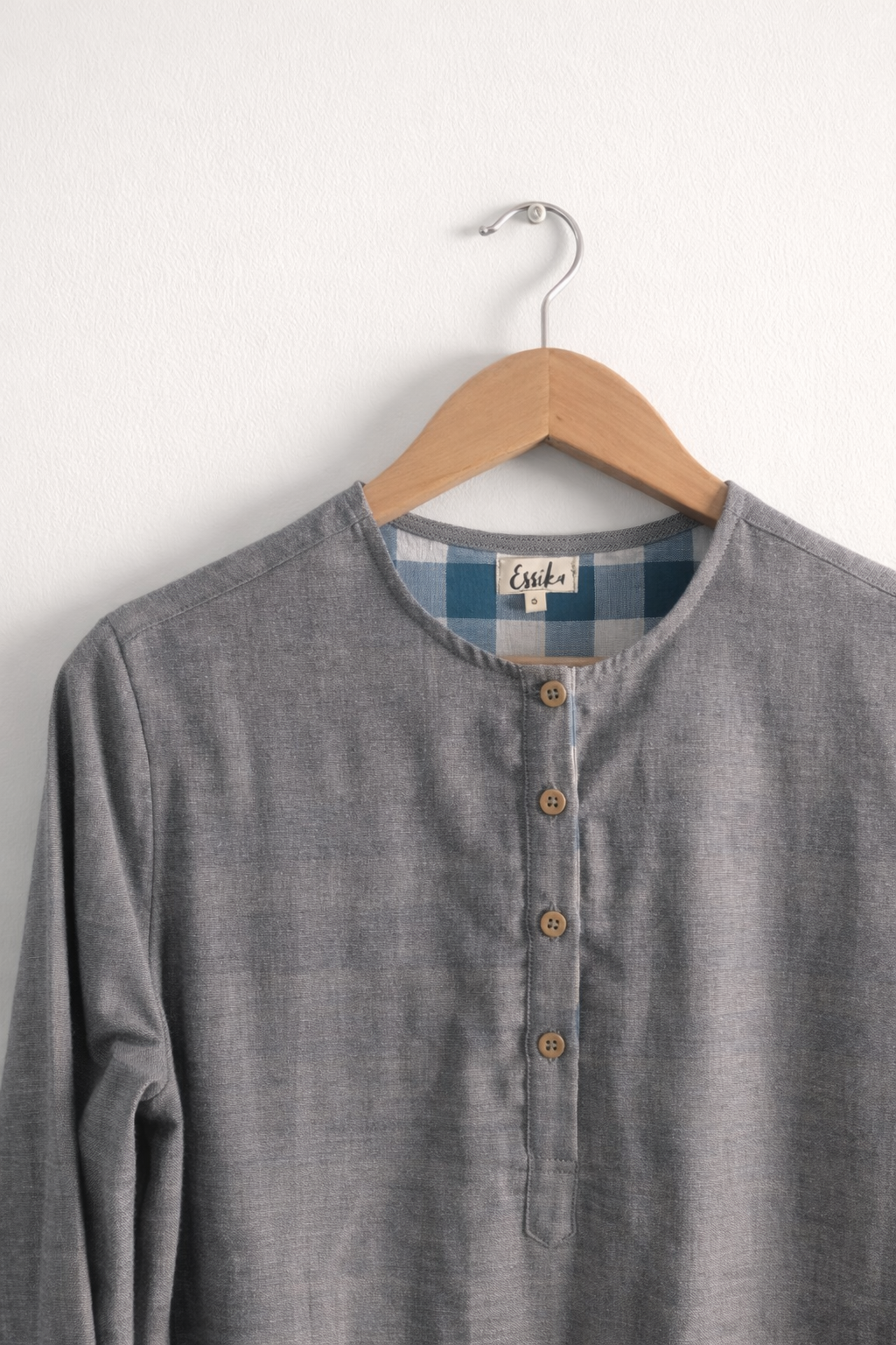 Women’s regular fit grey cotton double cloth kurta with round neck & cuffed sleeves – closeup image