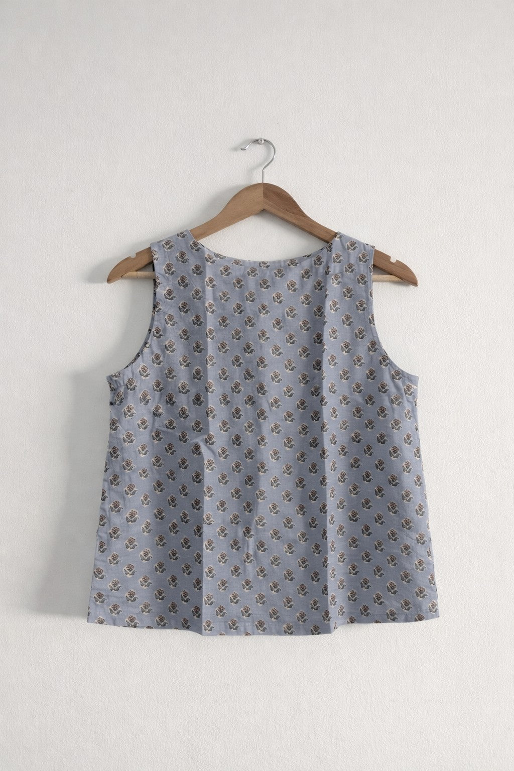 Women's sleeveless top in cotton block print in blue - back image