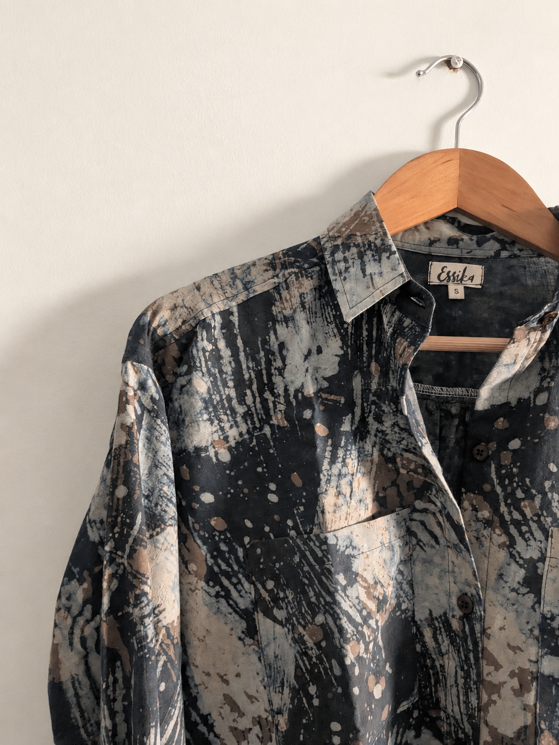 Women's shirt dress in cotton block print with full sleeves and collar in grey and brown - closeup image