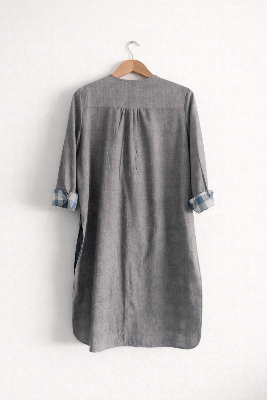 Women’s regular fit grey cotton double cloth kurta with round neck & cuffed sleeves – back image